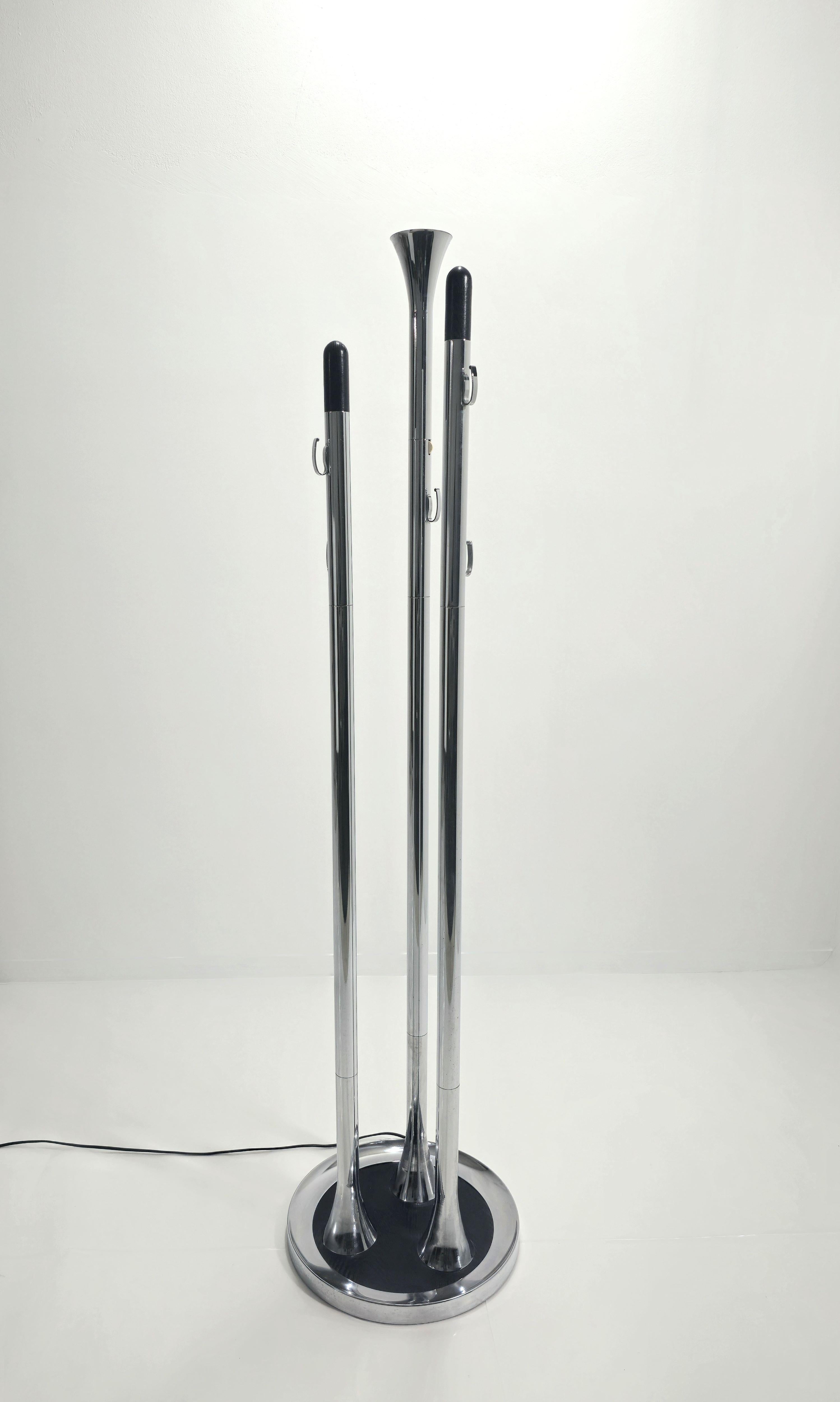 Verchromter Garderobenständer mit hellem Mid-Century Modern-Design Italien 1970 (Moderne der Mitte des Jahrhunderts) im Angebot
