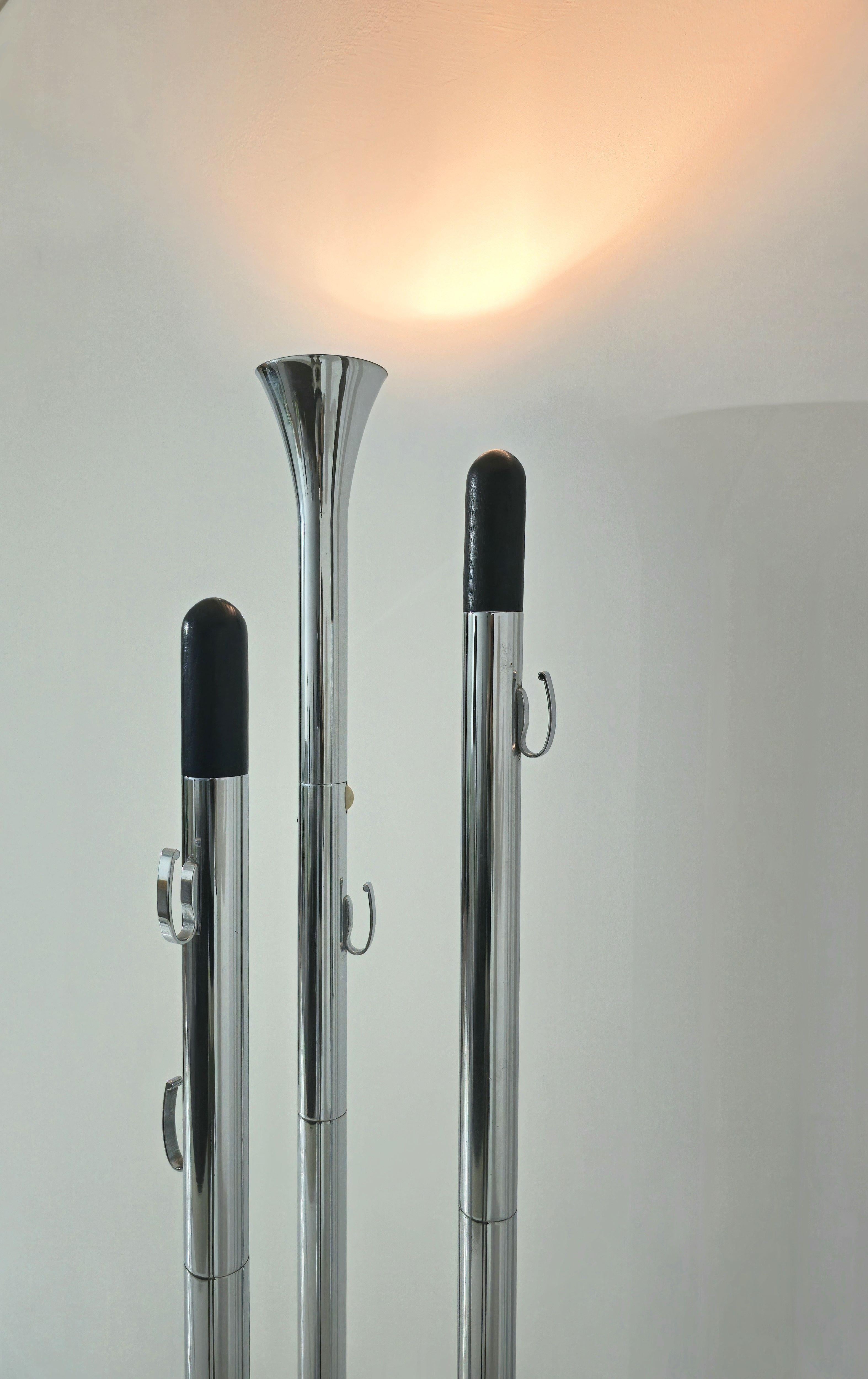 Verchromter Garderobenständer mit hellem Mid-Century Modern-Design Italien 1970 (Italienisch) im Angebot