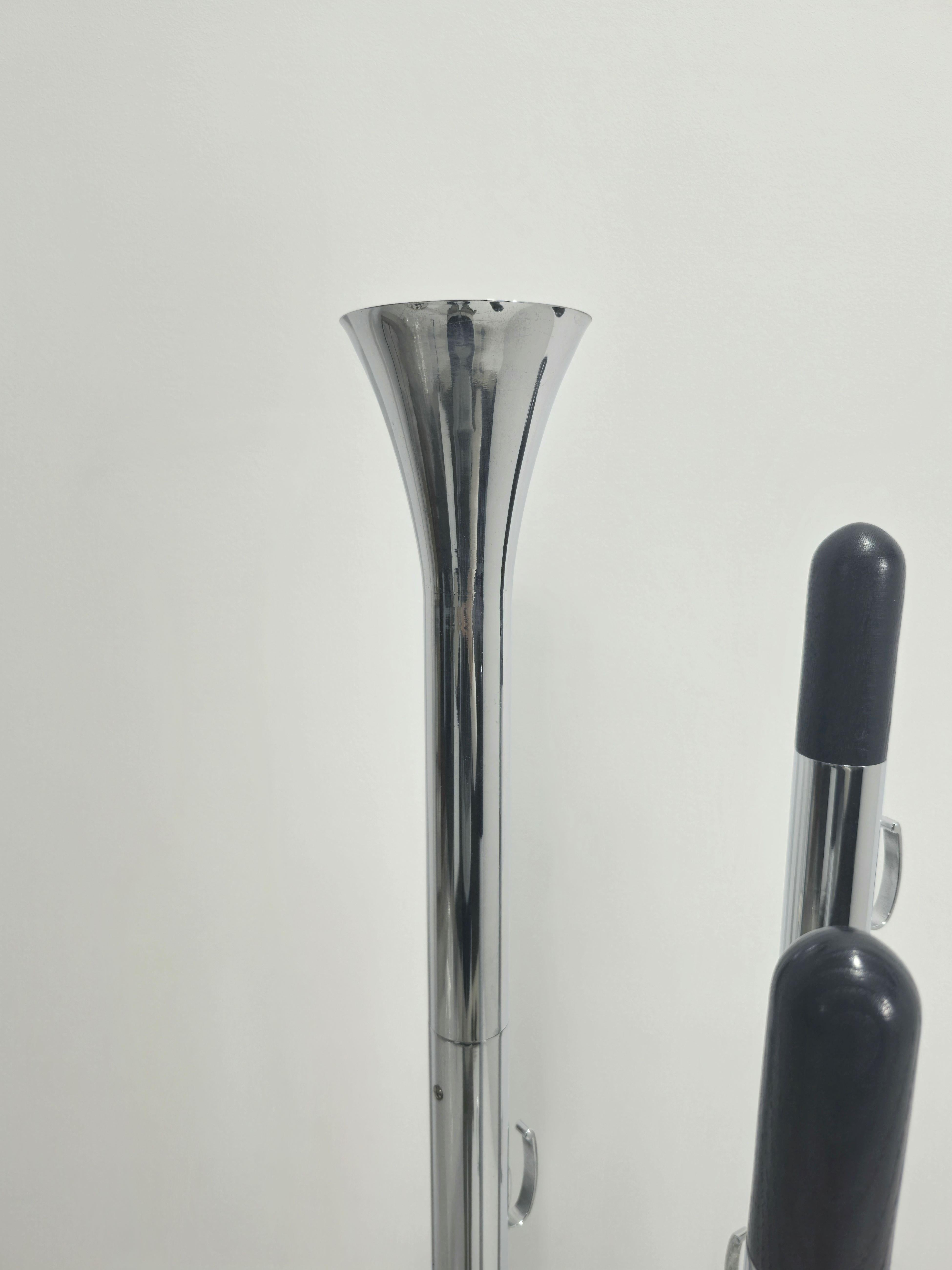 Verchromter Garderobenständer mit hellem Mid-Century Modern-Design Italien 1970 (Messing) im Angebot
