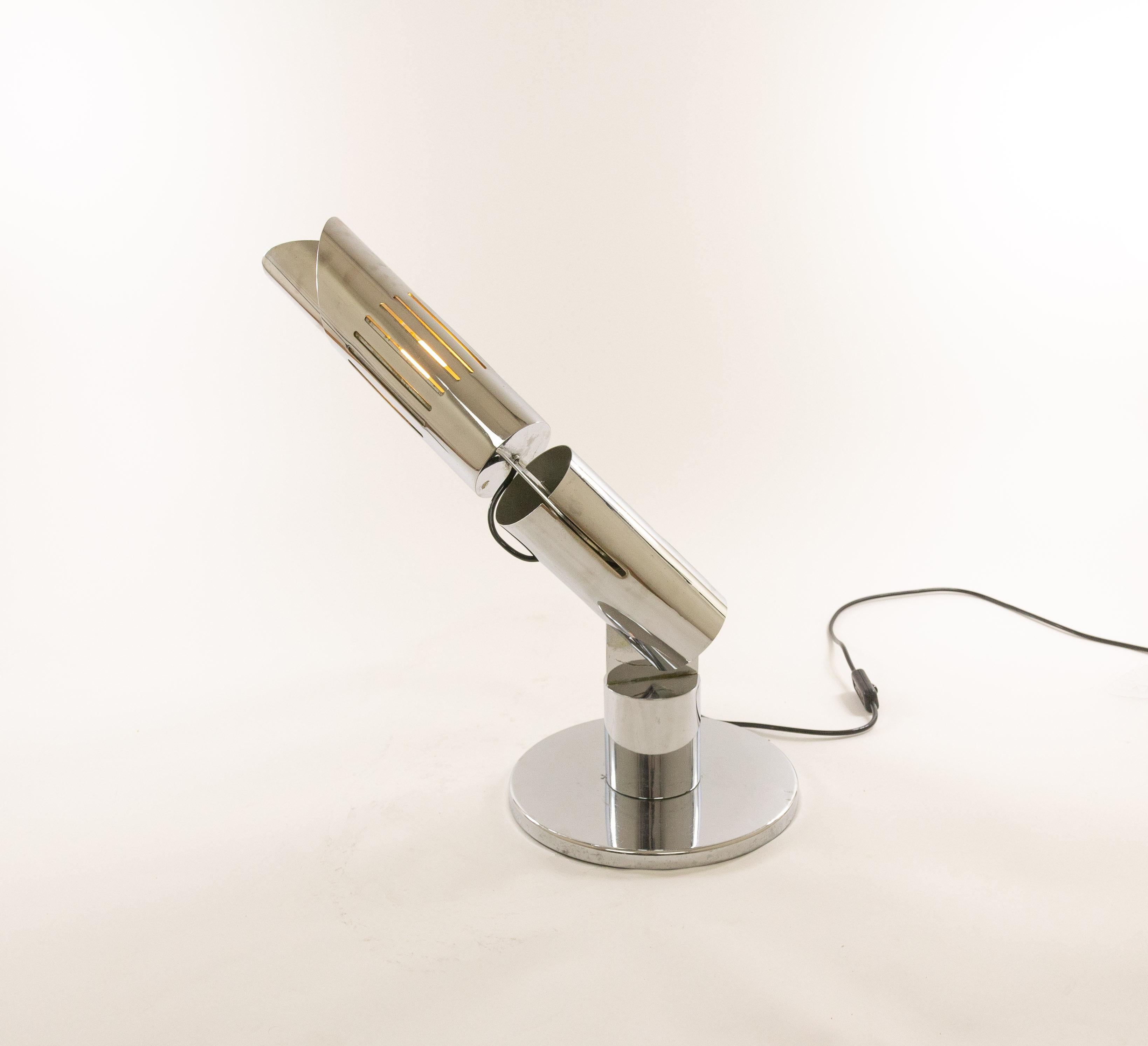 Lampe de table chromée, modèle Cobra, conçue par Gabriele D'ali en 1968 et produite par Francesconi.

Cette étonnante lampe de table Cobra peut être orientée dans toutes les directions car les différentes parties chromées sont reliées par des
