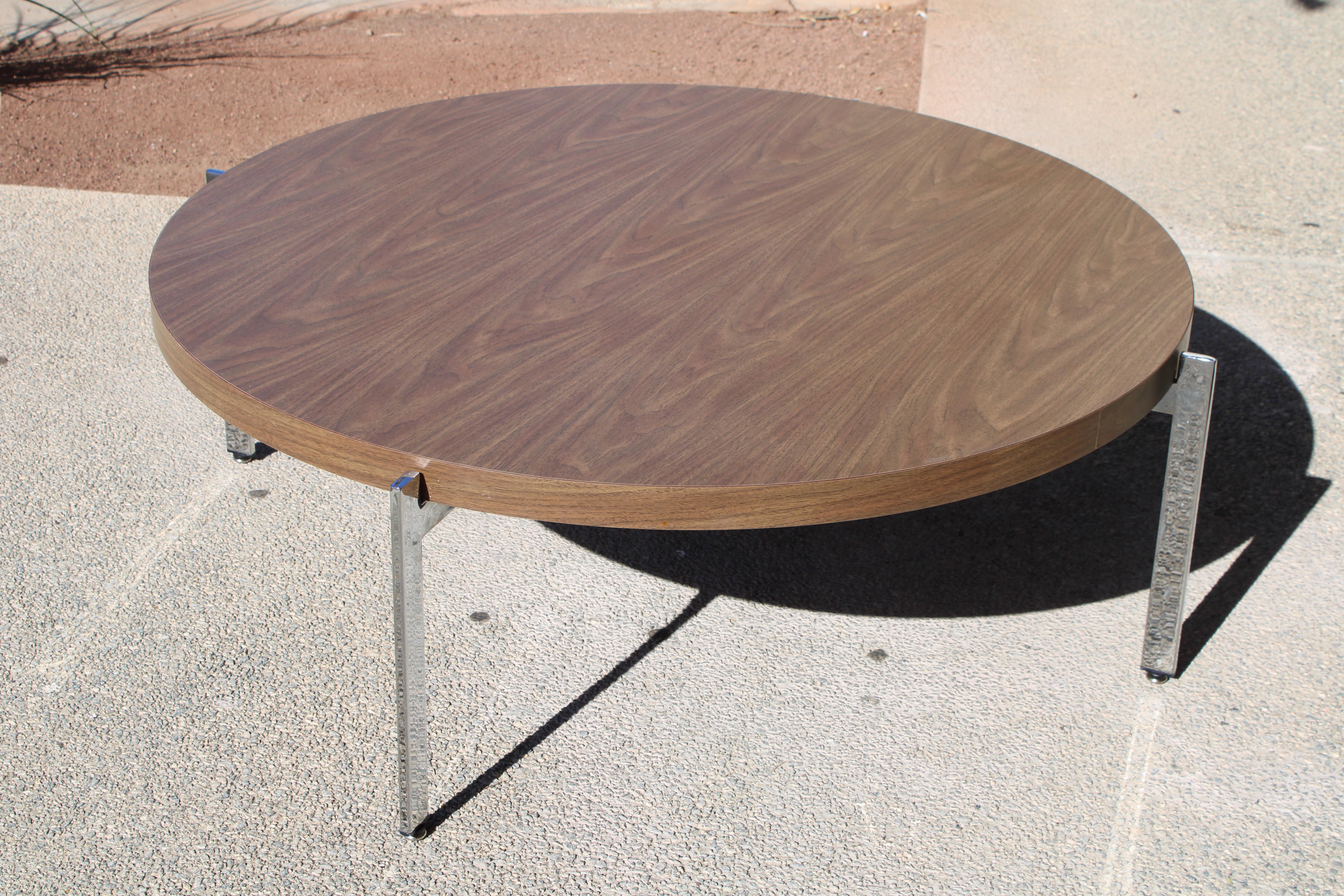 Table basse en chrome et placage de noyer conçue par Milo Baughman pour Thayer Coggin Institutional Inc. Le plateau en placage de noyer mesure 45