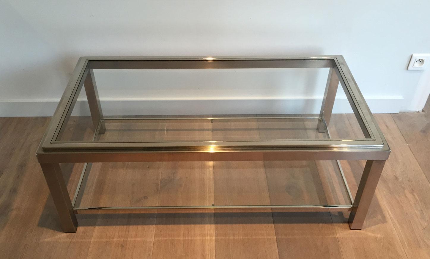 Cette table basse est fabriquée en chrome avec deux vitres en verre. Les tablettes supérieures en verre sont insérées dans un cadre chromé. Il s'agit d'une œuvre française de très belle qualité, datant d'environ 1970.