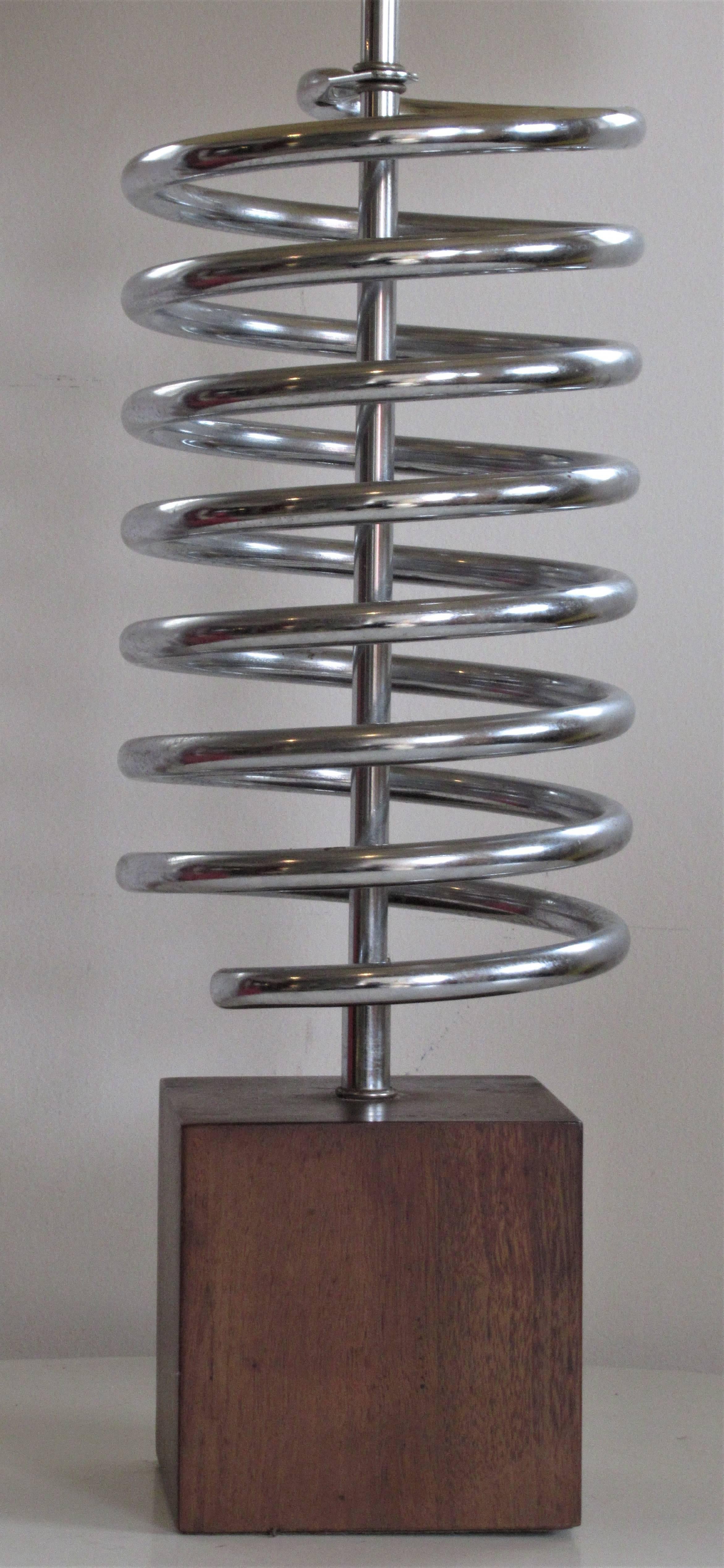 A fine quality mid-20th century modernist design chrome-plated spiral coil sculpture table lamp with walnut cube base by Laurel. 