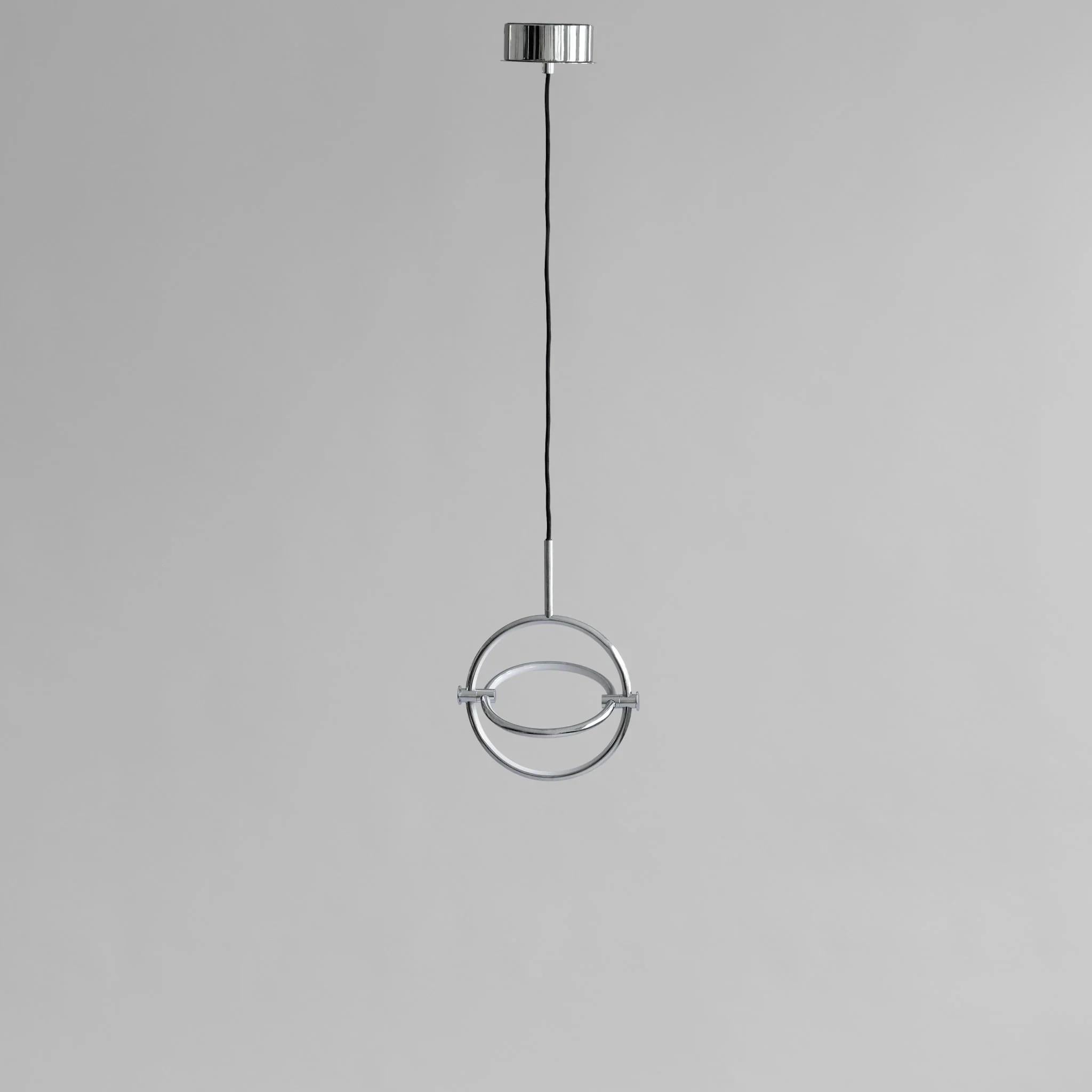 Lámpara colgante cromada, de metal cromado y acrílico, de diseño contemporáneo.

Esta lámpara colgante presenta dos círculos de aluminio meticulosamente diseñados, cada uno equipado con una cálida luz LED que ilumina el interior de la forma