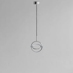 Lampada a sospensione cromata, realizzata in metallo cromato e acrilico.
