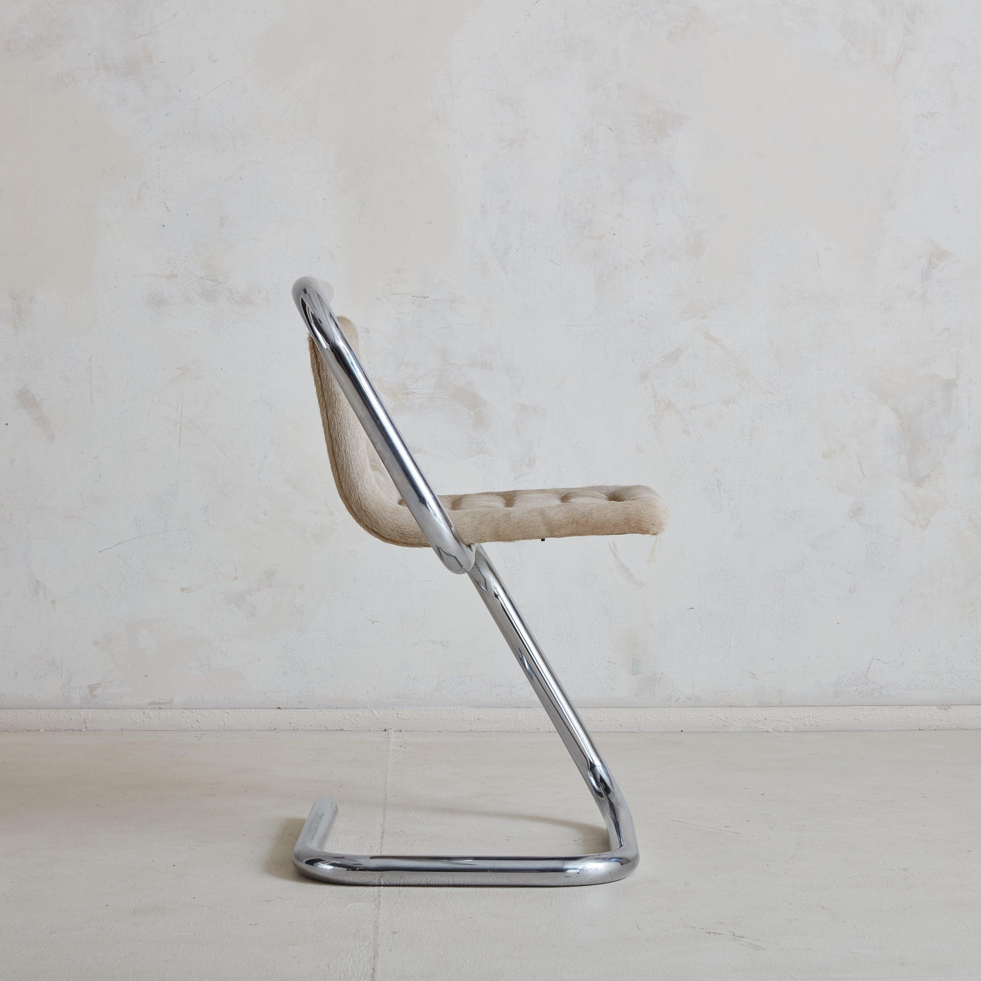 A 1970s Italian accent chair featuring an ‘S’ form tubular chrome frame and light brown cowhide upholstery. This sculptural chair is perfect for a desk, vanity, or as an accent chair to float between living spaces. Sourced in Italy,