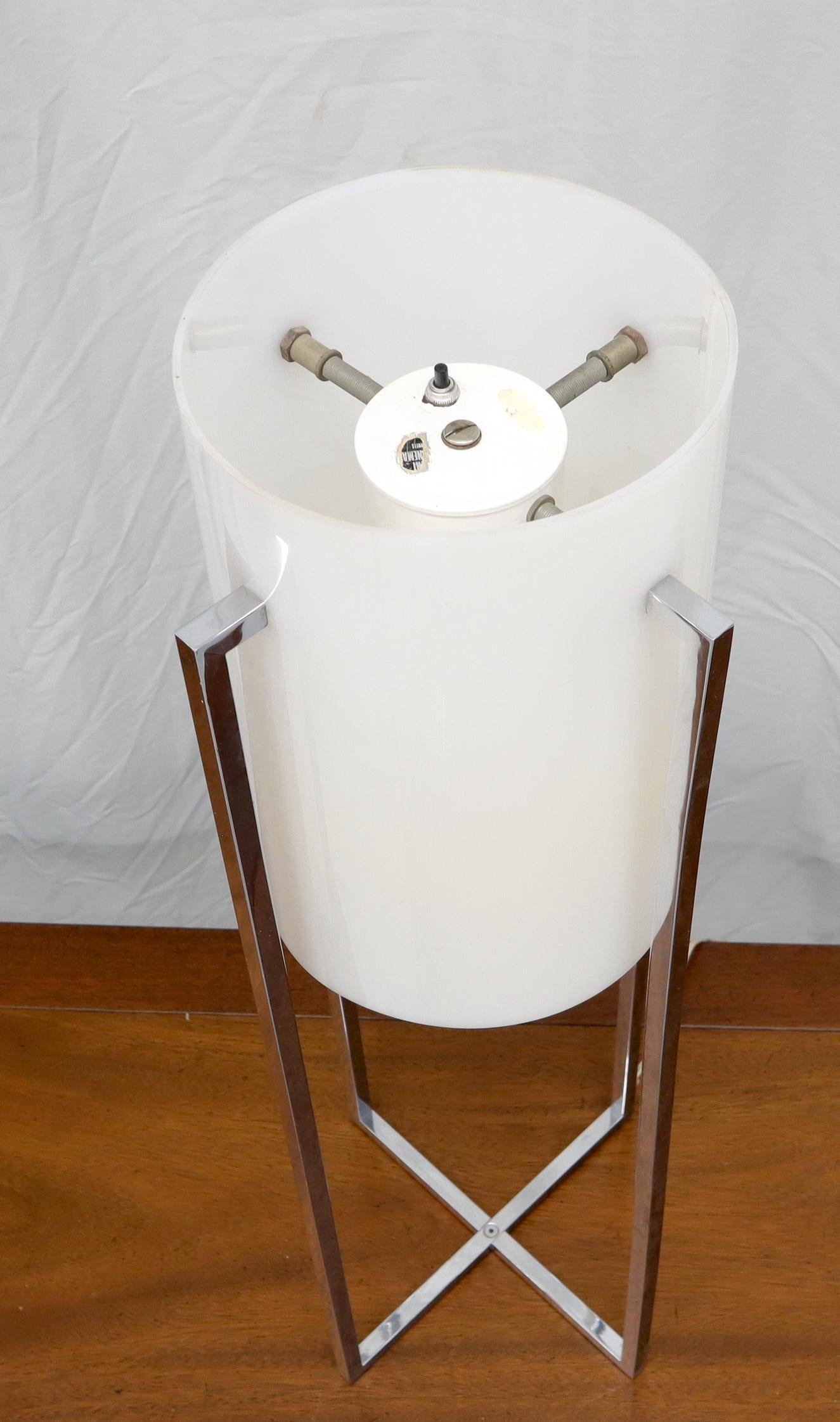 Verchromter Chrom-Tischlampe in Kreuzform mit weißem Acryl-Schirm (20. Jahrhundert) im Angebot