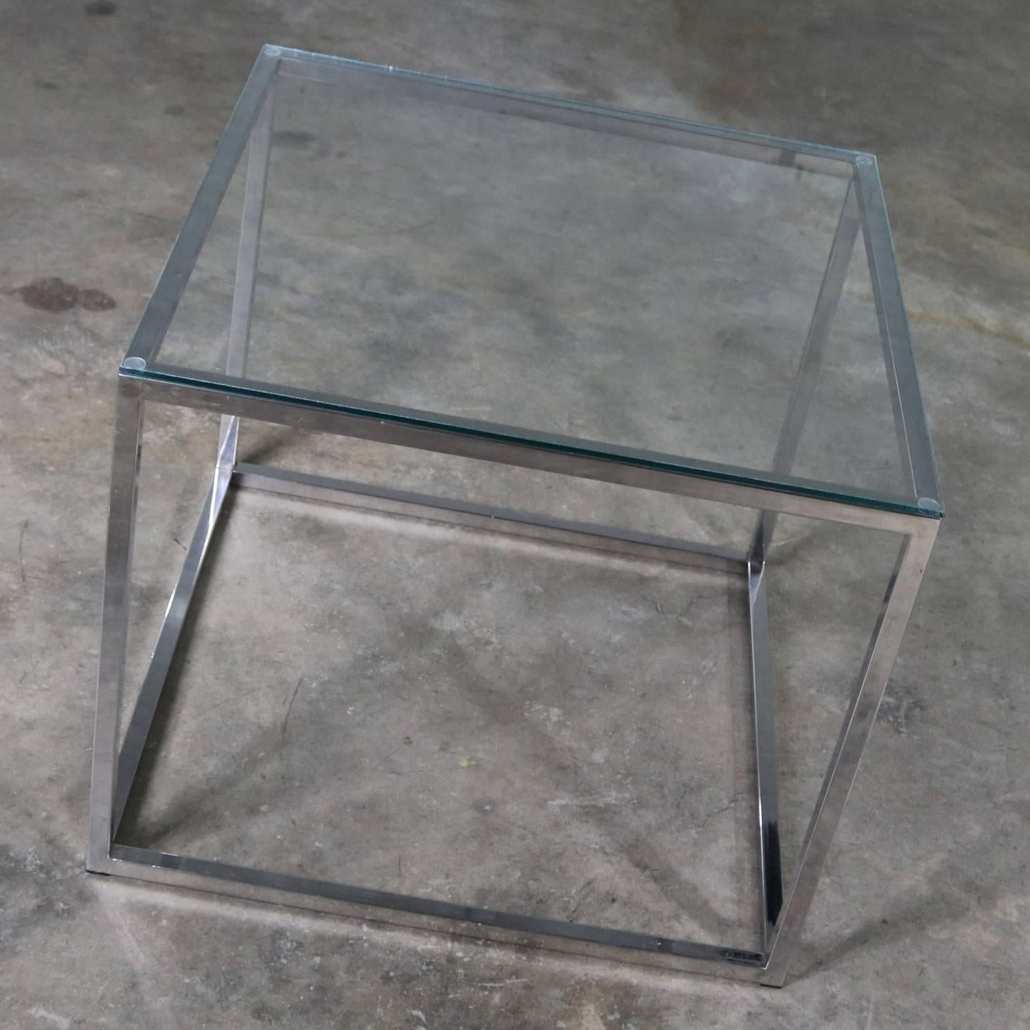 Handsome chrome cube end or side table with glass top done in the manner of Milo Baughman. This piece is in awesome vintage condition with new glass top, circa 1970s.

Simplicity at its best. This fabulous end table is done in the style of Milo