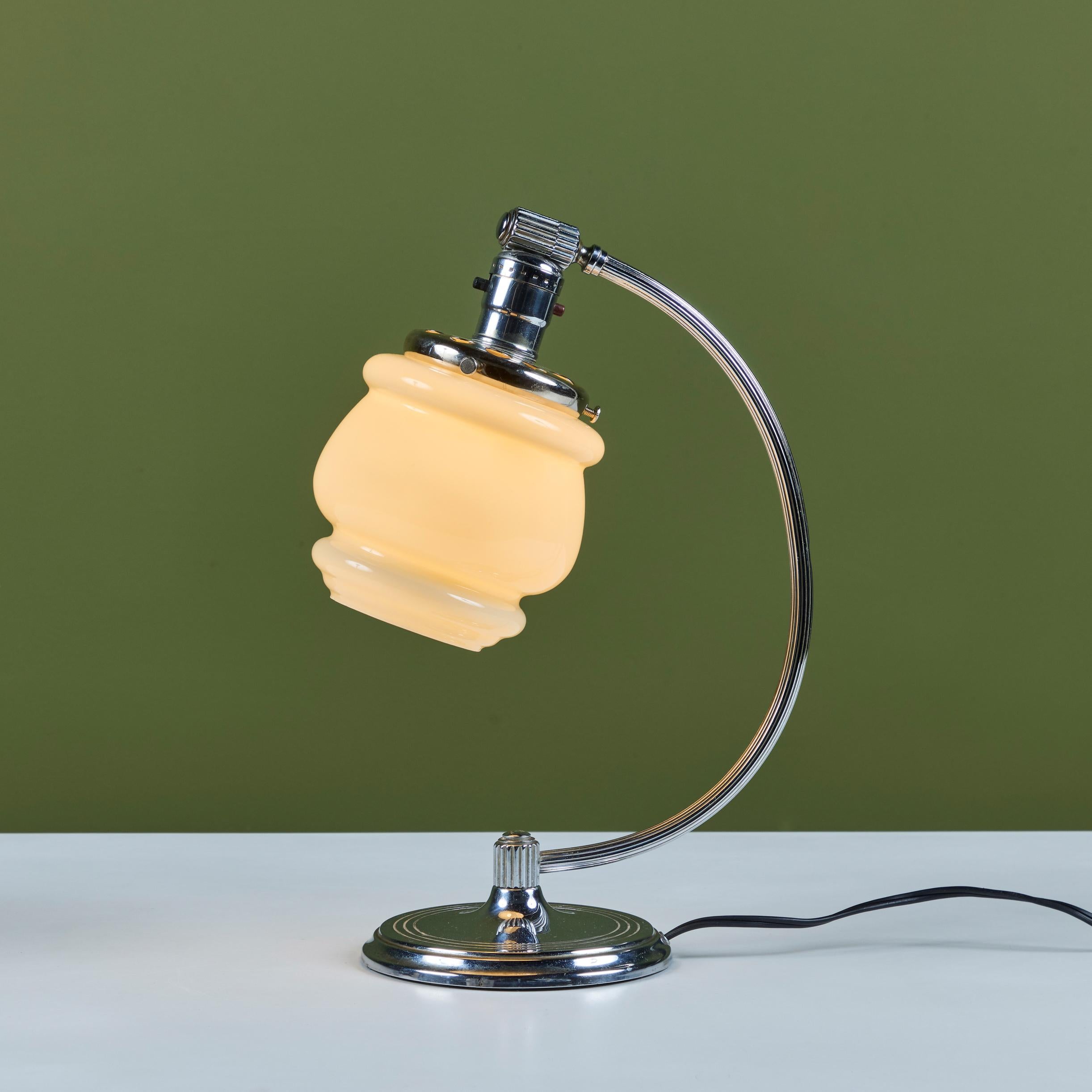 Chrom-Tischlampe für Chase, ca. 1930er Jahre, USA. Die Art-Déco-Lampe hat einen geschwungenen Schaft und einen schwenkbaren Milchglasschirm. Aufgedruckt mit [Chase] und dem Chase Minotaur Archer-Logo an der Basis.

Die Chase Brass and Copper Company