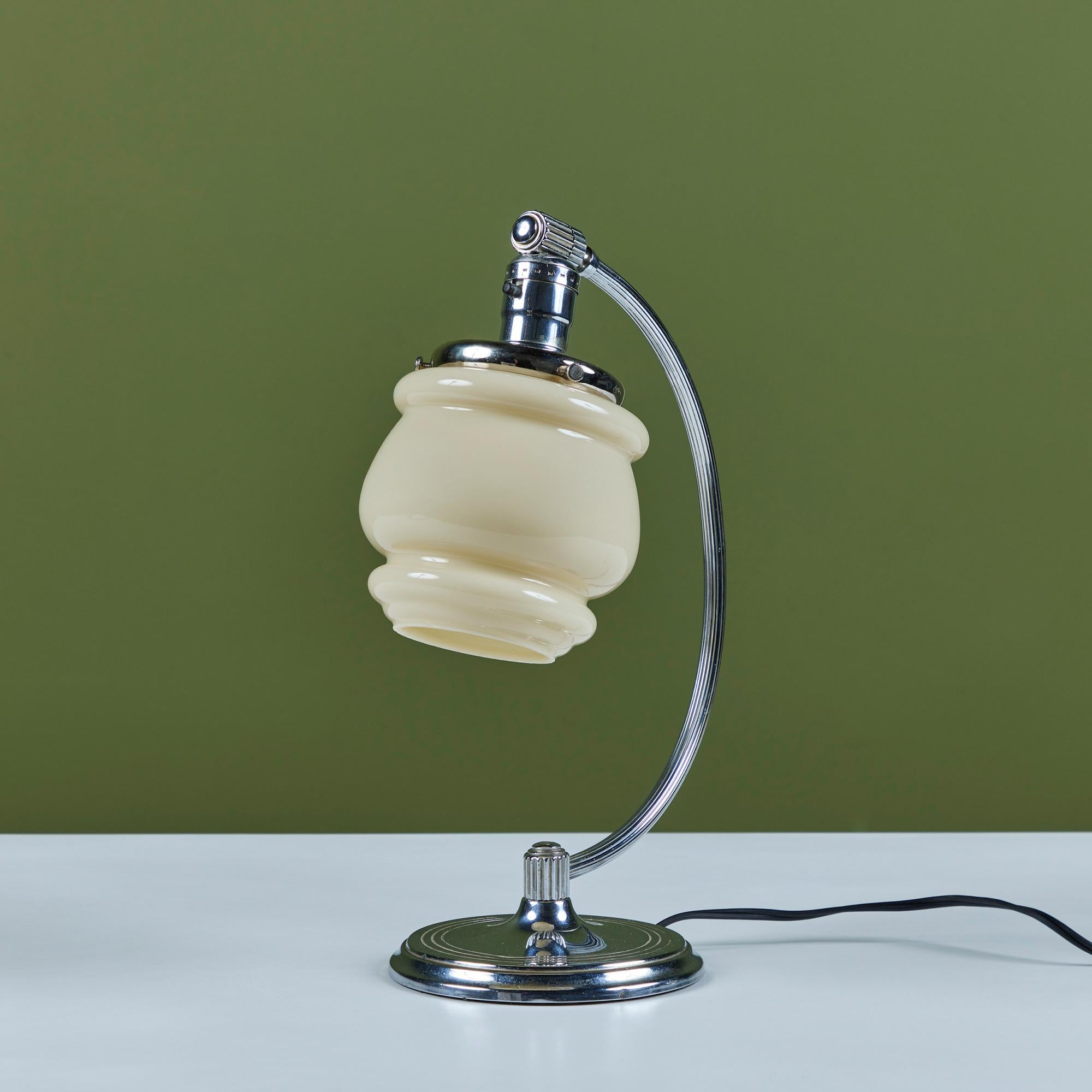 Chrome Curved Stem Tischlampe für Chase USA (Art déco) im Angebot