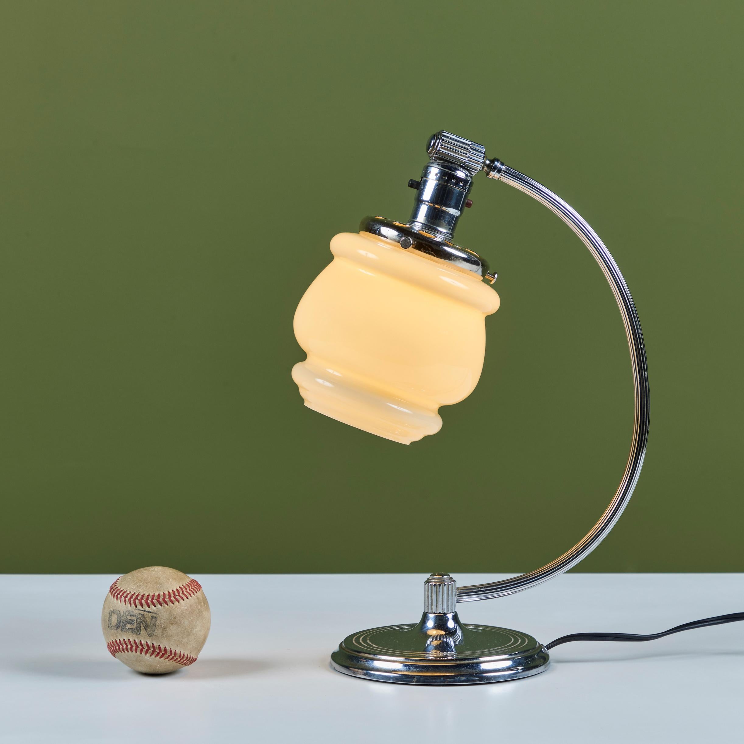 Chrome Curved Stem Tischlampe für Chase USA (amerikanisch) im Angebot