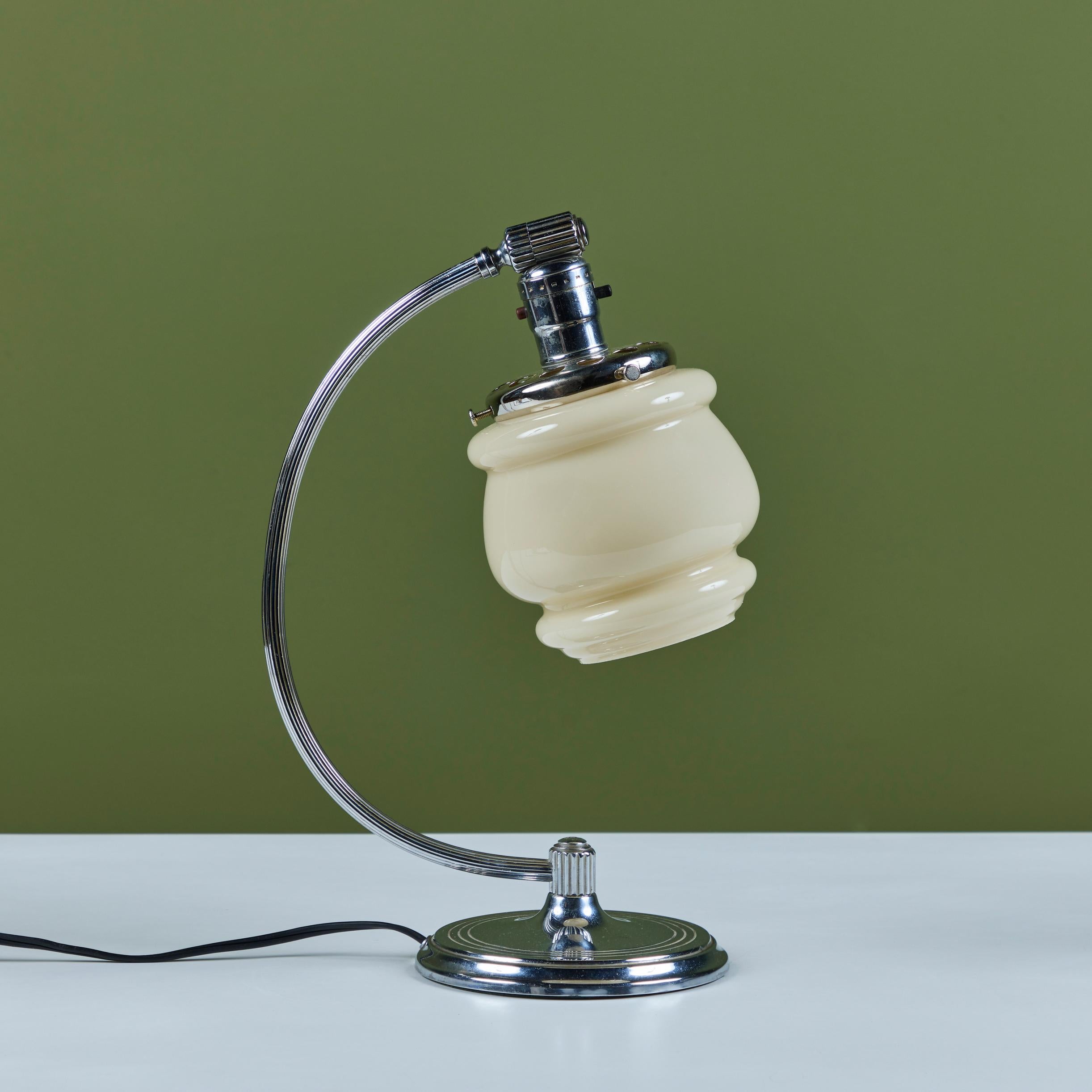 Chrome Curved Stem Tischlampe für Chase USA (Milchglas) im Angebot