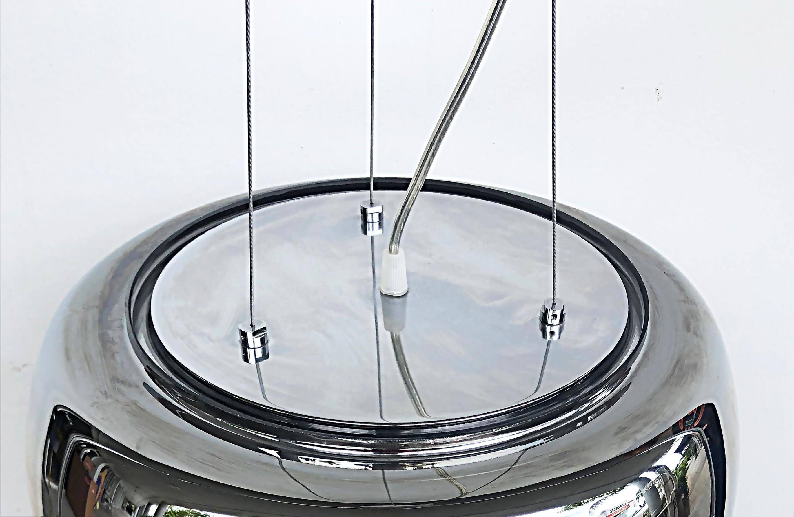 Nord-américain Plafonnier à suspension en cristal taillé chromé avec verrière en vente