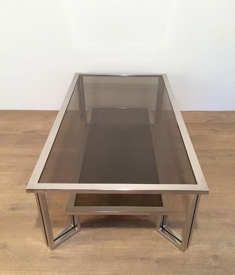 Français Table basse au design chromé, vers 1970 en vente