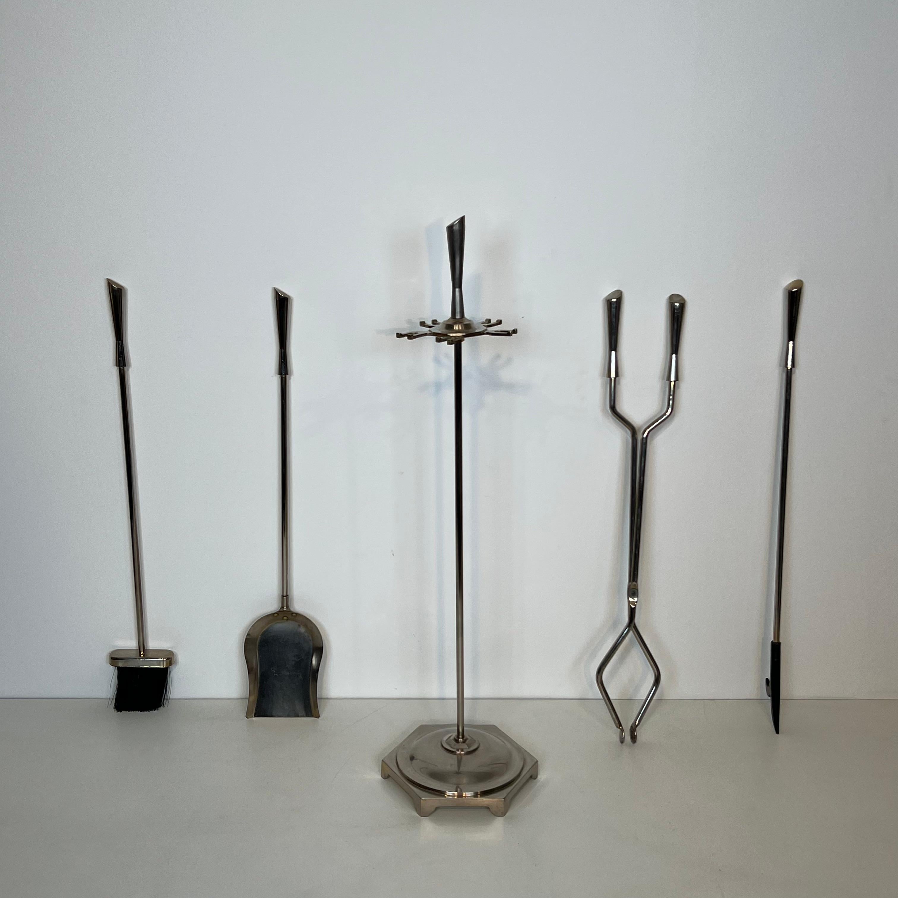 Mid-Century moderno Strumenti per caminetto dal design cromato su supporto in vendita