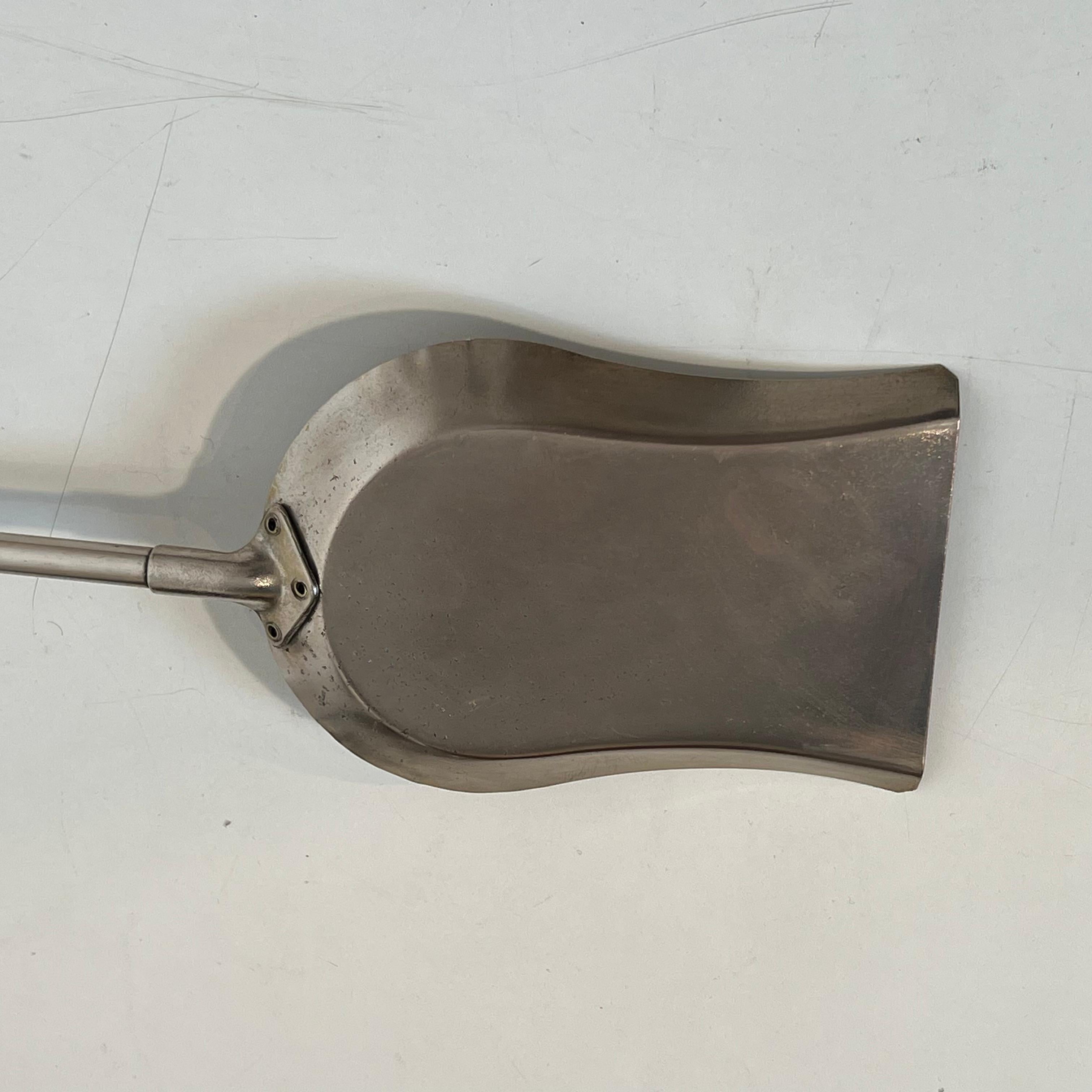 Strumenti per caminetto dal design cromato su supporto in vendita 2