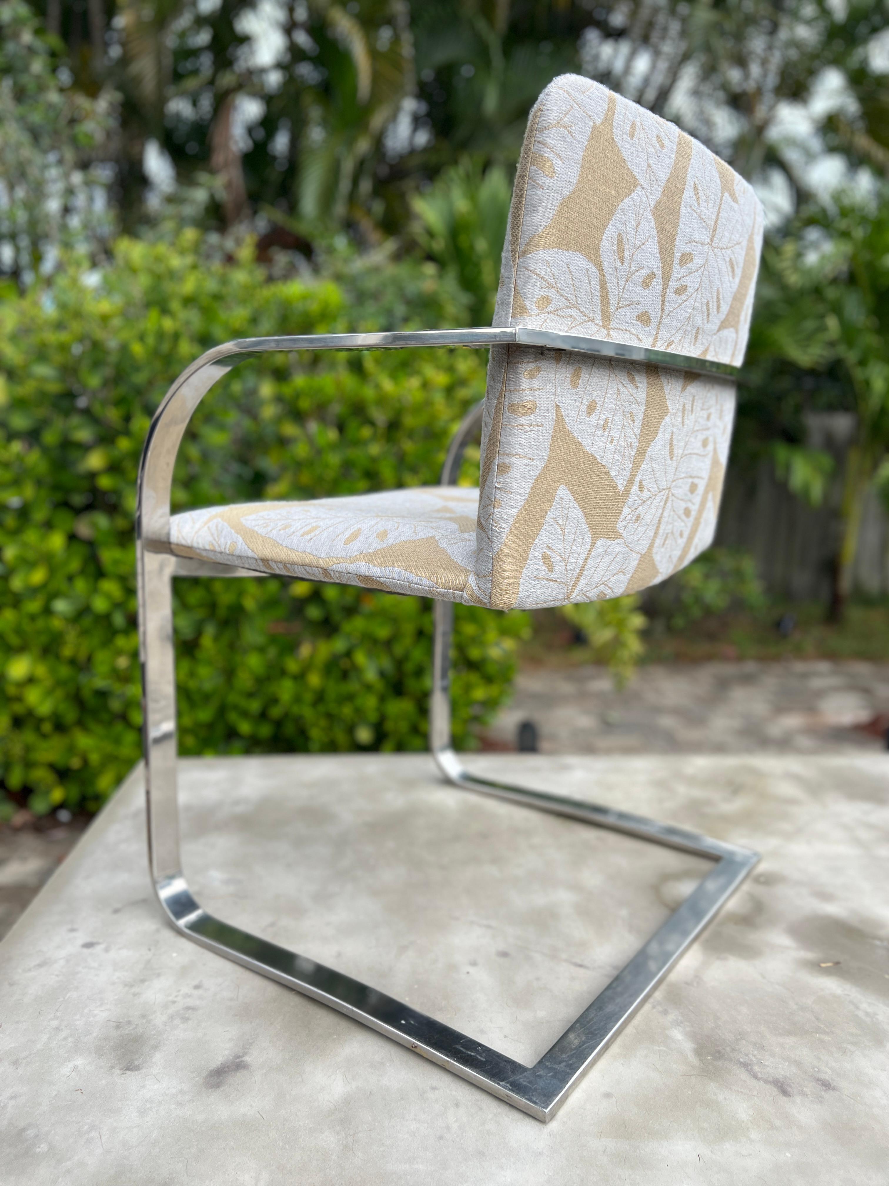Fin du 20e siècle Chaise de bureau chromée par Brueton en tissu tissé avec feuilles tropicales, vers 1970 en vente