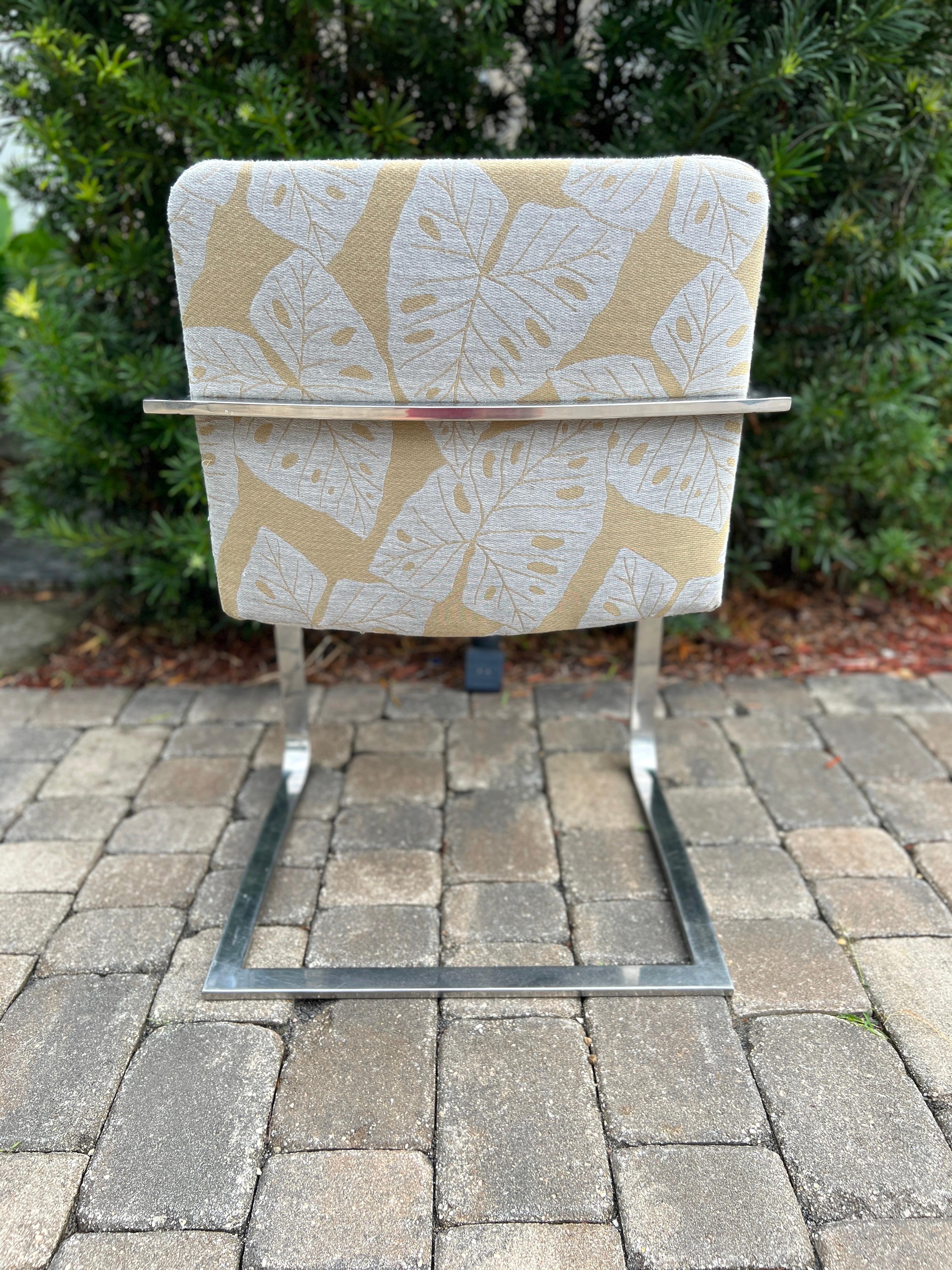 Acier inoxydable Chaise de bureau chromée par Brueton en tissu tissé avec feuilles tropicales, vers 1970 en vente