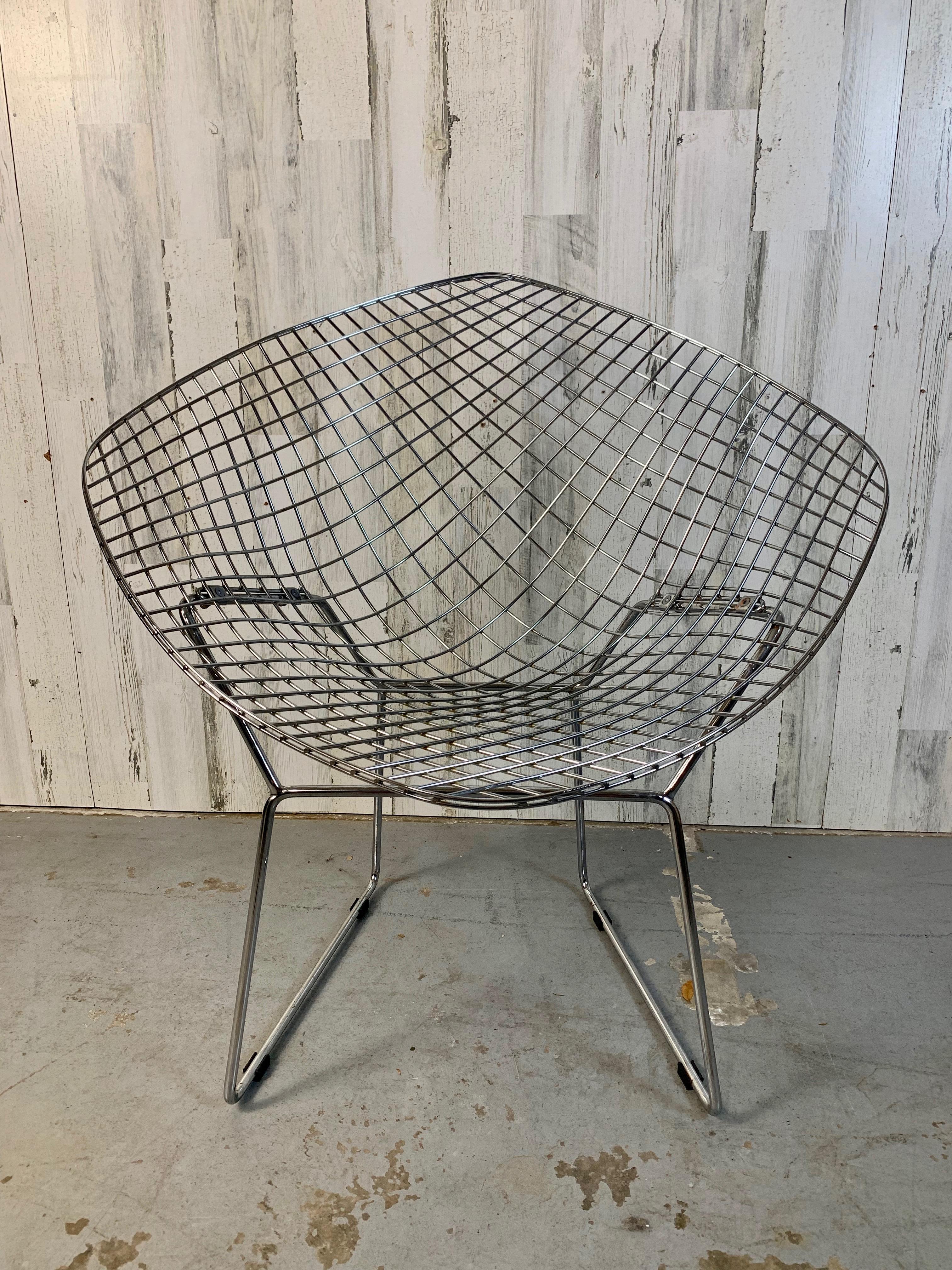 Im Stil von Harry Bertoia verchromter Diamond Stuhl. Sehr guter Zustand, tolles Akzentstück.