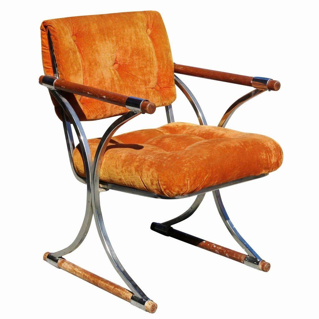 Cet ensemble de trois chaises et d'une table de salle à manger a été conçu par Cleo Baldon pour The Table Company. Fabriquées en acier chromé rare, ces chaises de salle à manger post-modernes sont dotées d'un pied en forme de X. Les accoudoirs et