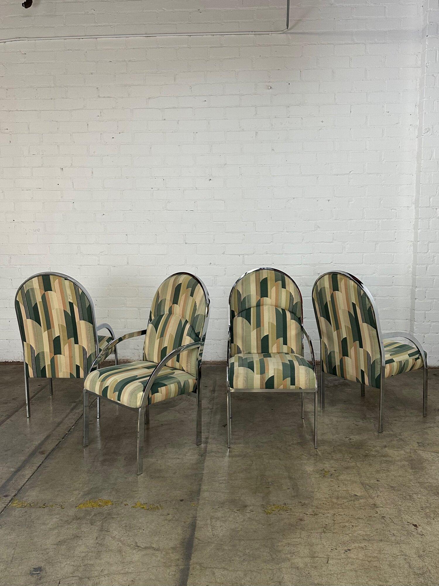 W22 D22 H40 SW19 SD17 SH18 AH25

Satz von 4 verchromten Esszimmerstühlen, in gutem Vintage-Zustand. Die Stühle sind strukturell einwandfrei und haben keine Risse oder Brüche. Die Polsterung weist ein Art-Deco-ähnliches Muster in Grün- und Lachstönen