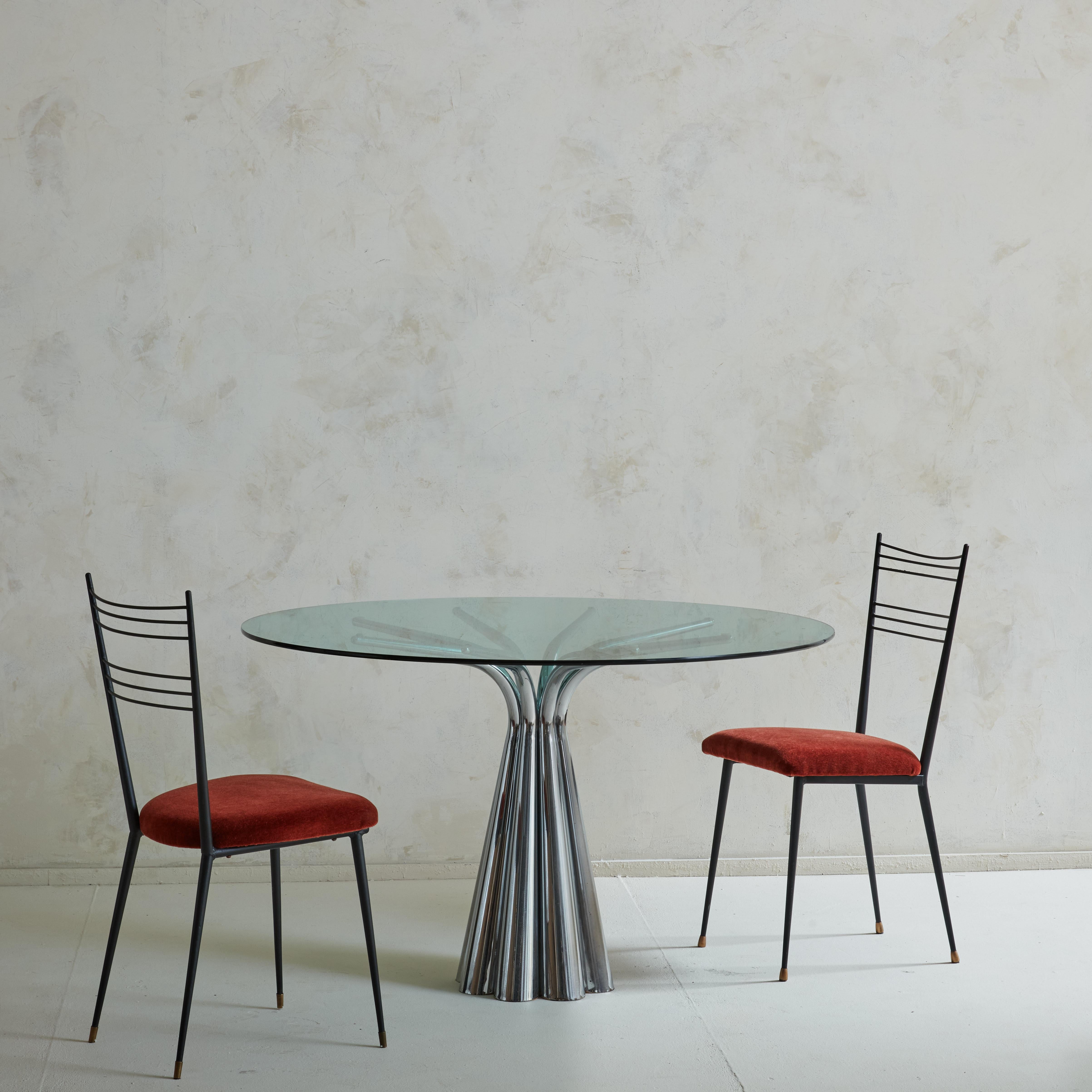 Une incroyable table de salle à manger des années 1970 conçue et fabriquée par la société valencienne Vidal Grau. La base du piédestal est formée de huit cylindres en acier chromé, qui se courbent vers le haut pour soutenir sans heurt le plateau