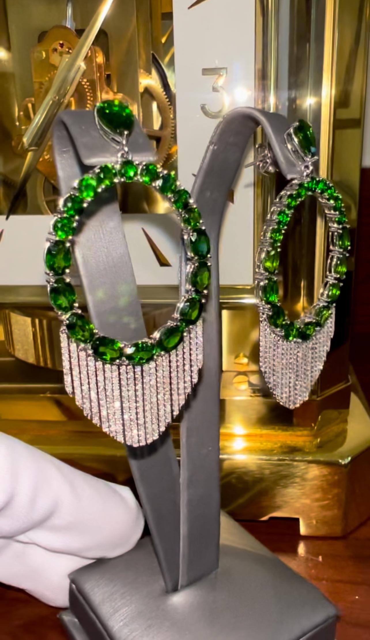Chrom-Diopside und Diamant-Kronleuchter-Ohrringe, 18K Weißgold, 17,00ct Total (Ovalschliff) im Angebot