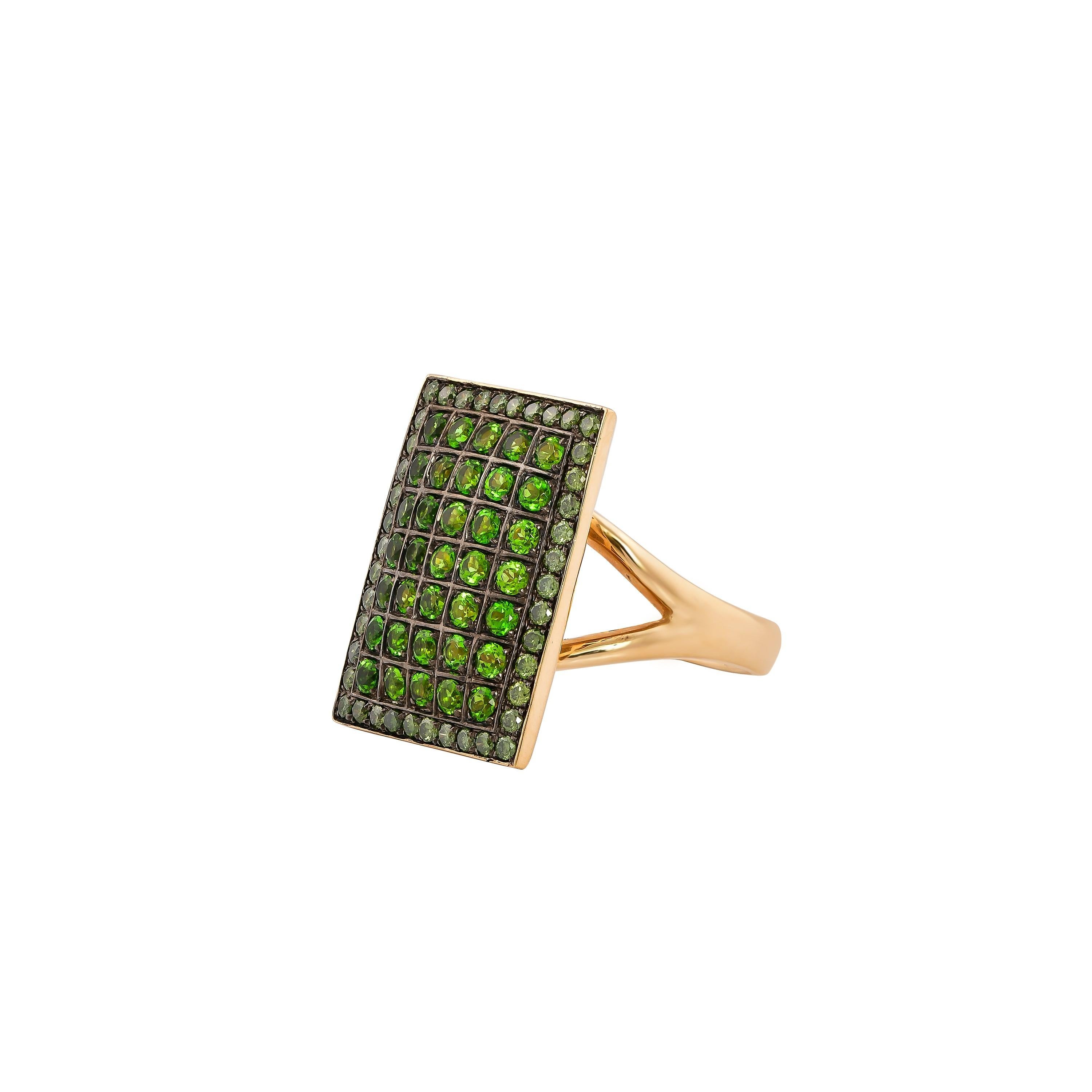 Contemporary Chrome Diopside and Green Diamond Ring in 14 Karat Yellow Gold For Sale