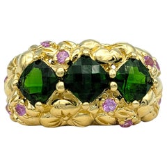 Anillo con banda floral texturizada de diópsido de cromo y turmalina rosa en oro de 18 quilates