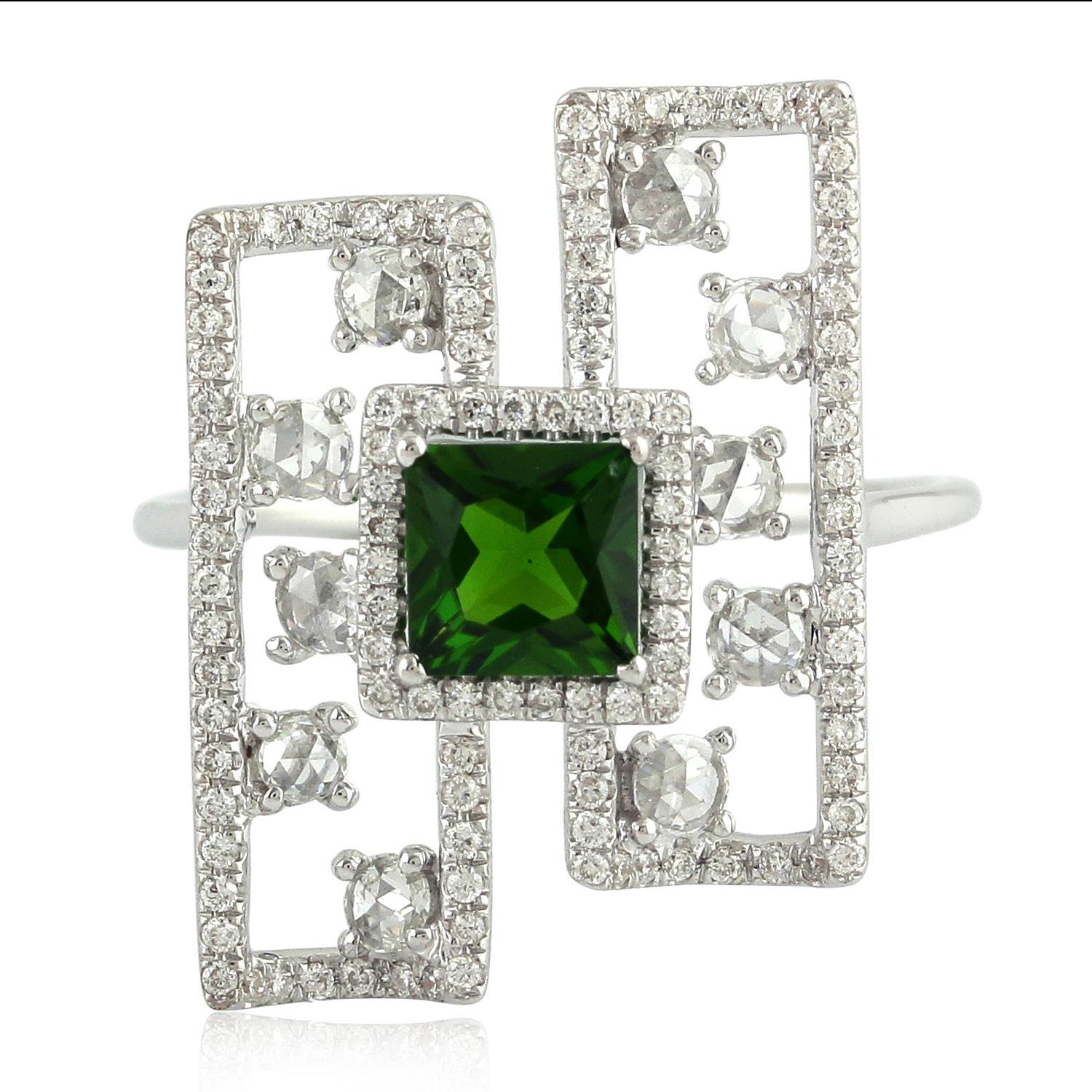 Chrome Diopside Cocktail Ring With Diamonds Made In 18k White Gold In New Condition For Sale In New York, NY