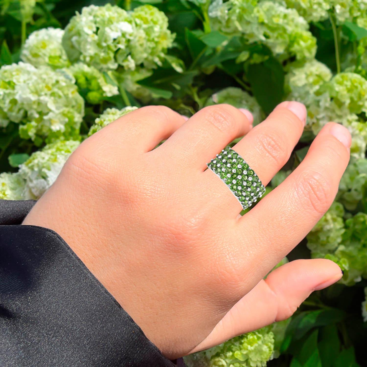 It comes with the Gemological Appraisal by GIA GG/AJP
All gemstones are natural
44 Chrome Diopsides = 3.06 Carats
Metal: Rhodium Plated Sterling Silver
Ring Size: 7* US
*It can be resized complimentary