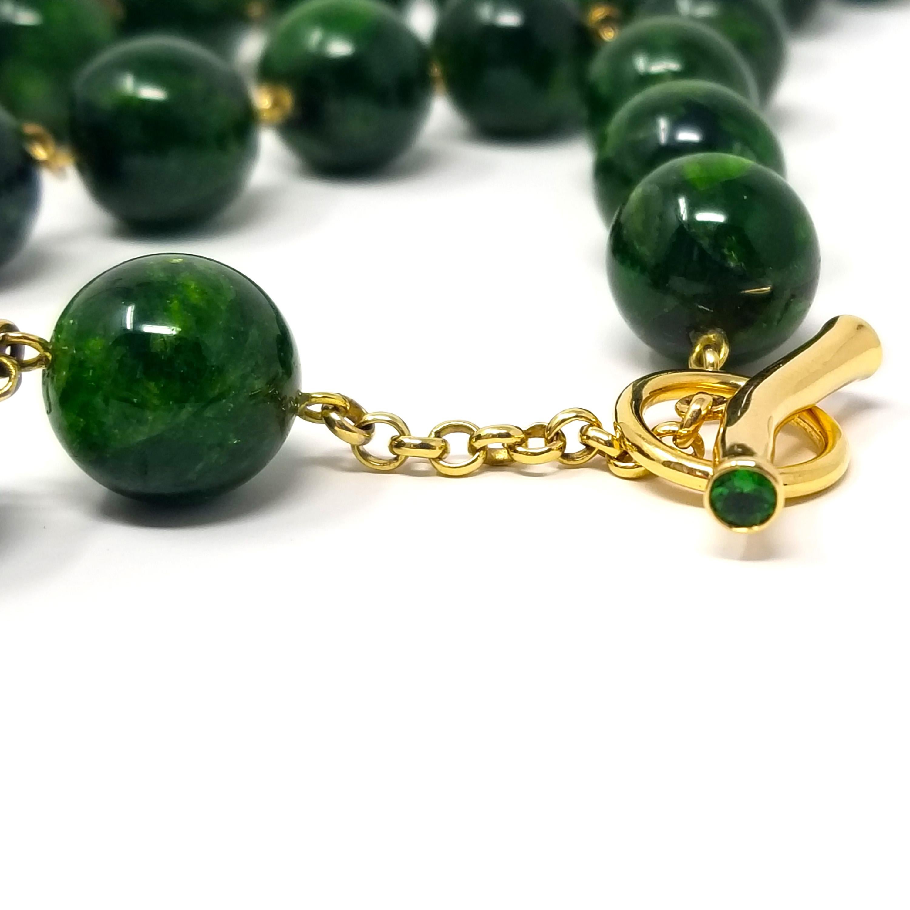 Diese außergewöhnlich luxuriösen, schimmernden und grünen Chromdiopsid-Perlen sind völlig unerwartet. Diese farbenprächtigen Edelsteinperlen haben eine exquisit lebendige grüne Farbe, und jede Perle weist eine Mischung aus undurchsichtigem und