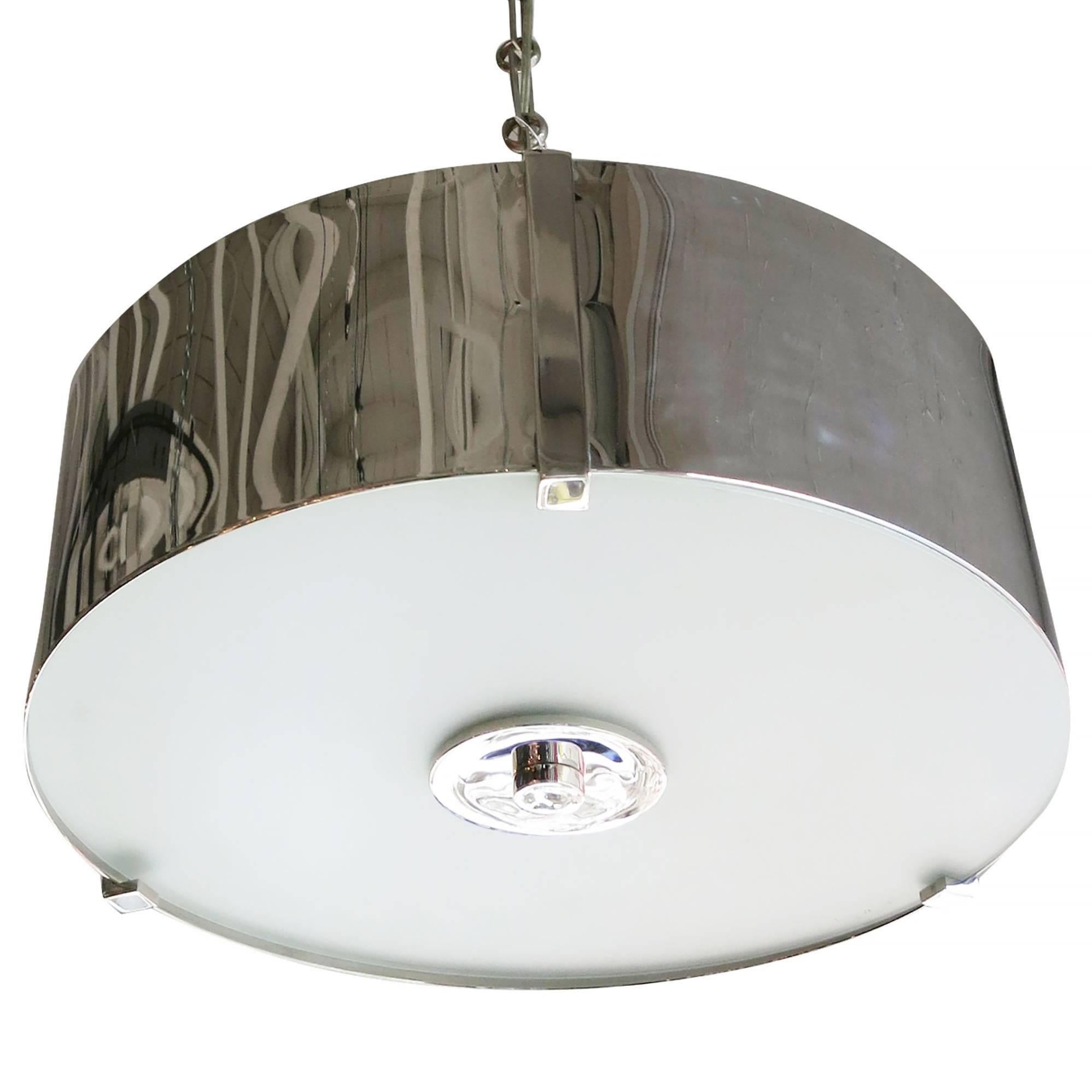 Grande lampadario a tamburo in acciaio cromato con un paralume in vetro smerigliato sospeso da tre chiusure in stile cubista e un tappo a vite centrale cromato. Il lampadario è sospeso da una catena cromata unica e personalizzata, composta da ovali