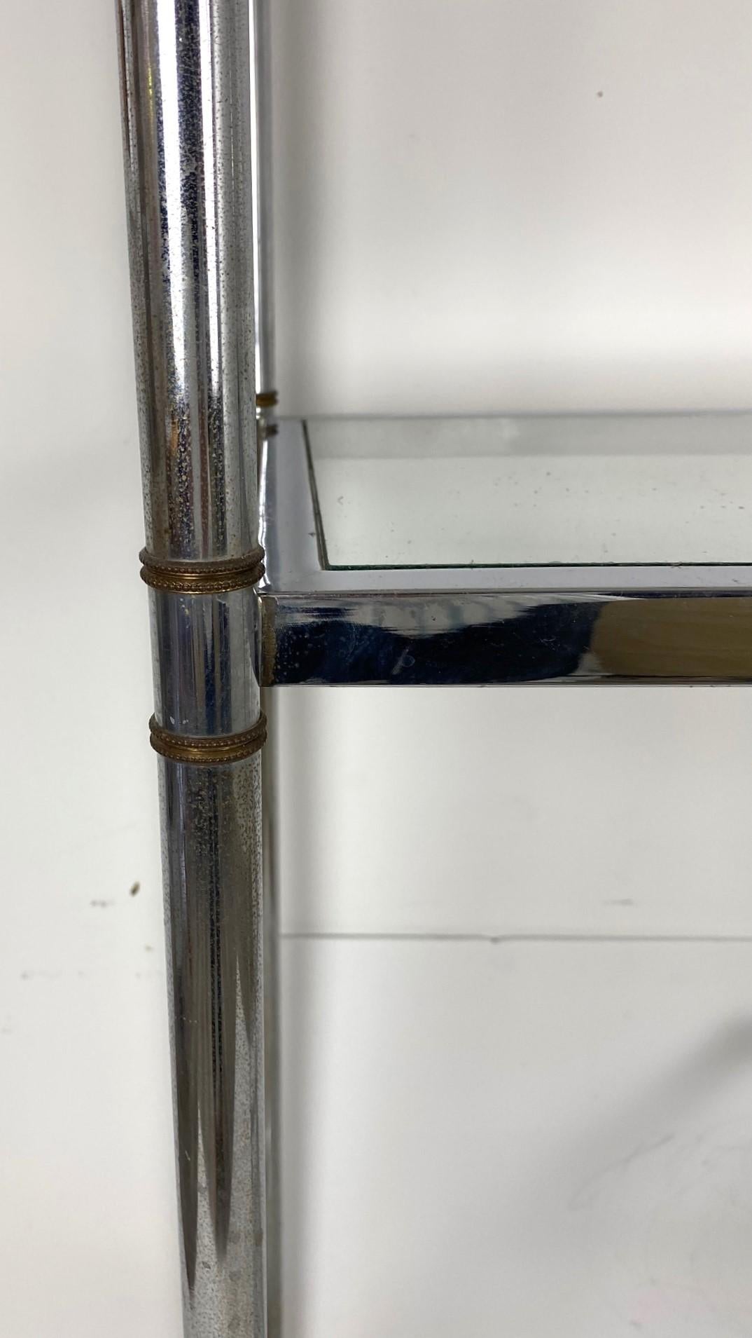 Etagere in cromo vintage, ogni ripiano è dotato di vetro rimovibile con terminali in ottone. 