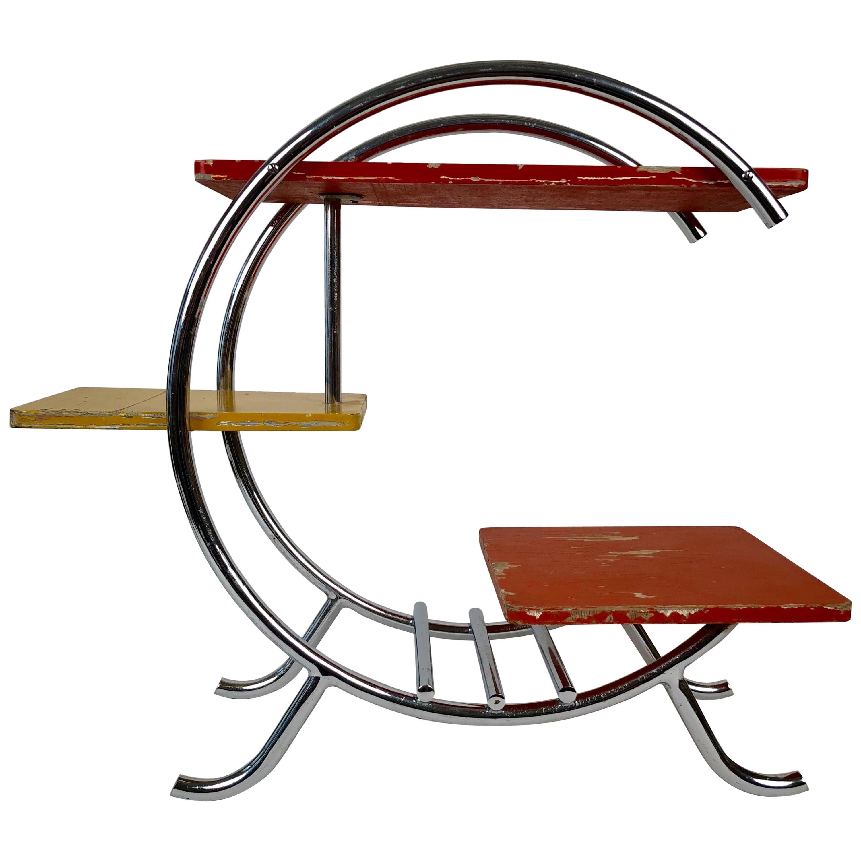 Chrom-Etagere mit Koralle, gelb und rot lackierten Einlegeböden im Bauhaus-Stil im Angebot