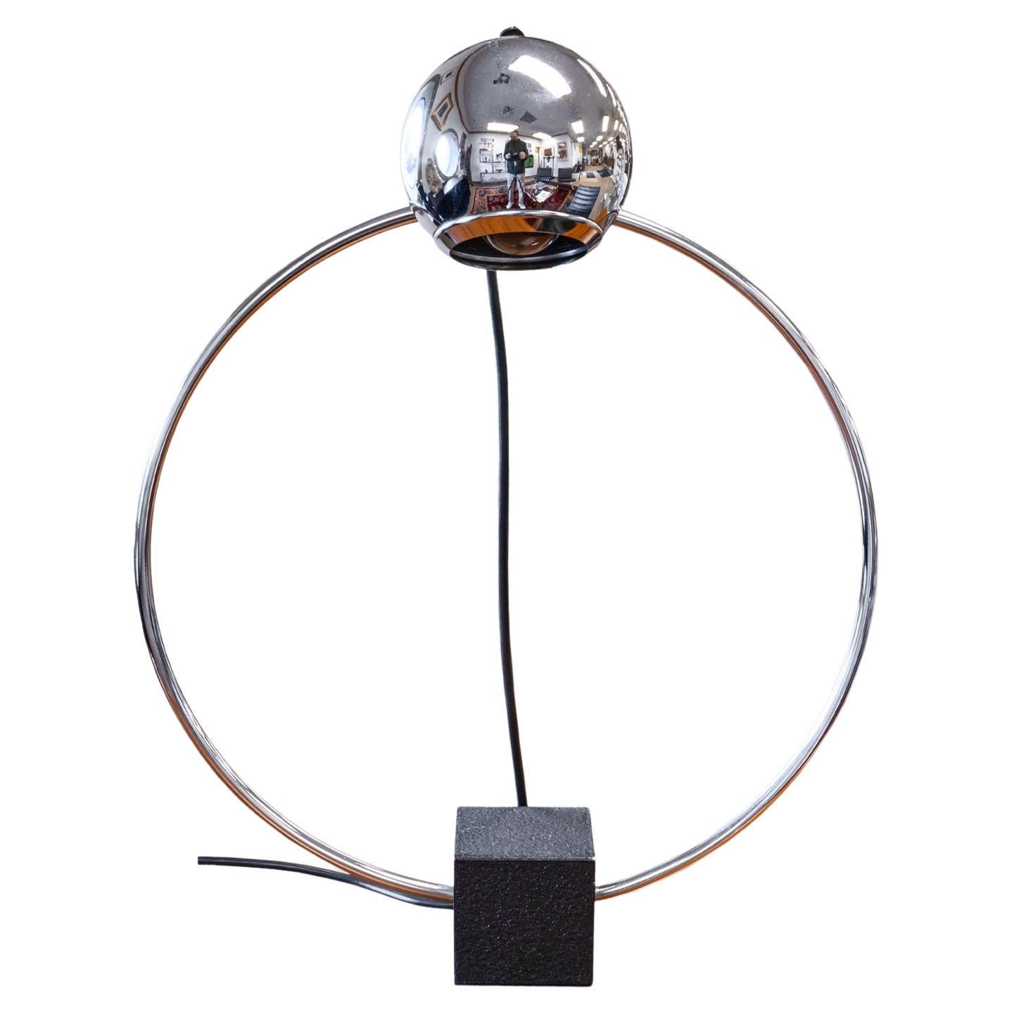 Lampe de table moderne du milieu du siècle dernier avec globe oculaire chromé Circa 1970