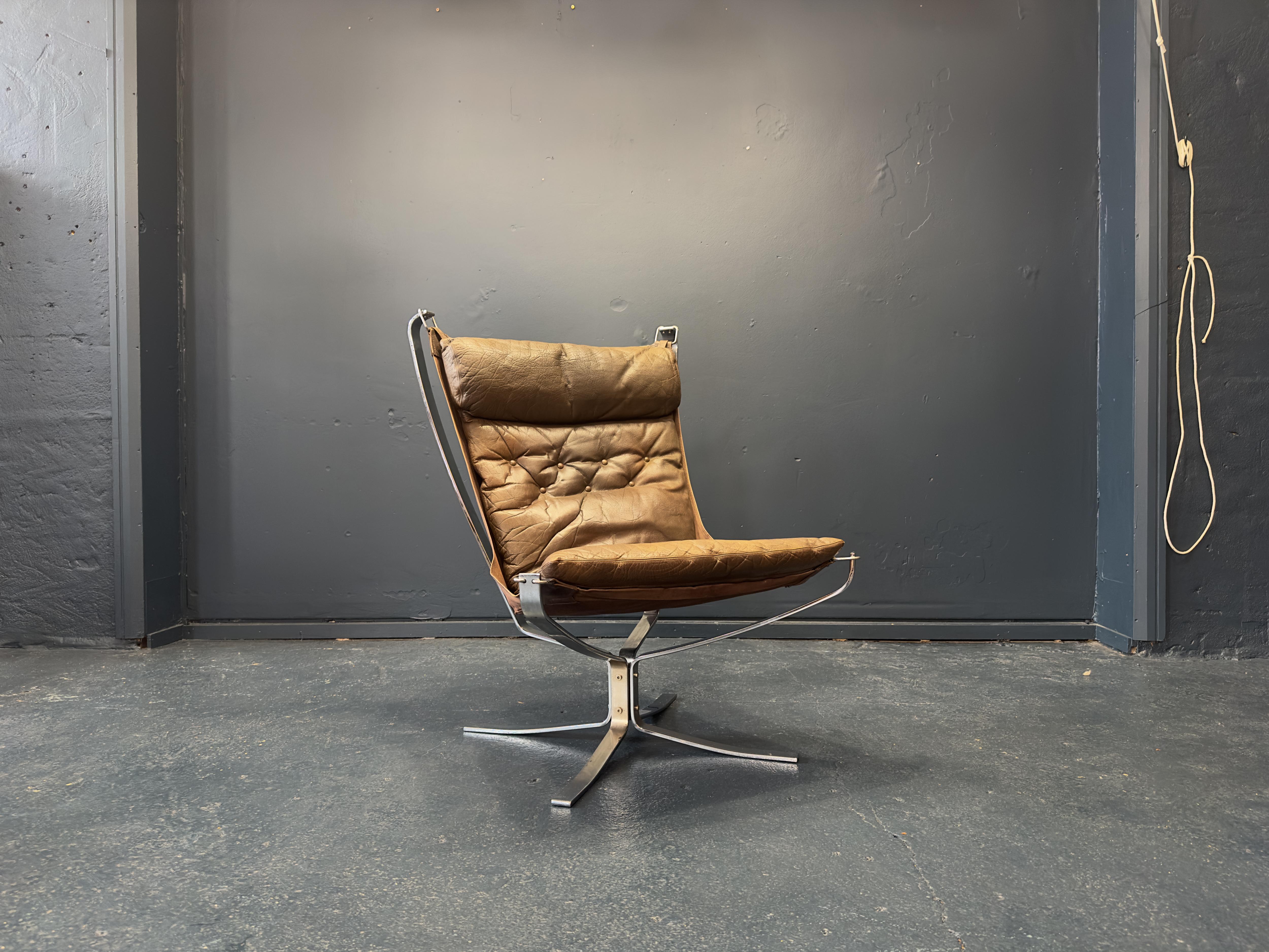 Designed by Sigurd Resell in the 1970s and produced by furniture manufacturer Vatne Møbler the Falcon Chair is one of the most iconic midcentury designs. Known for its functionality, comfort and style this timeless chair is a must-have statement