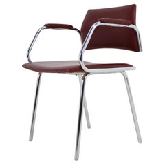 Sillón de piel sintética cromada de Kovona, años 80, Checoslovaquia