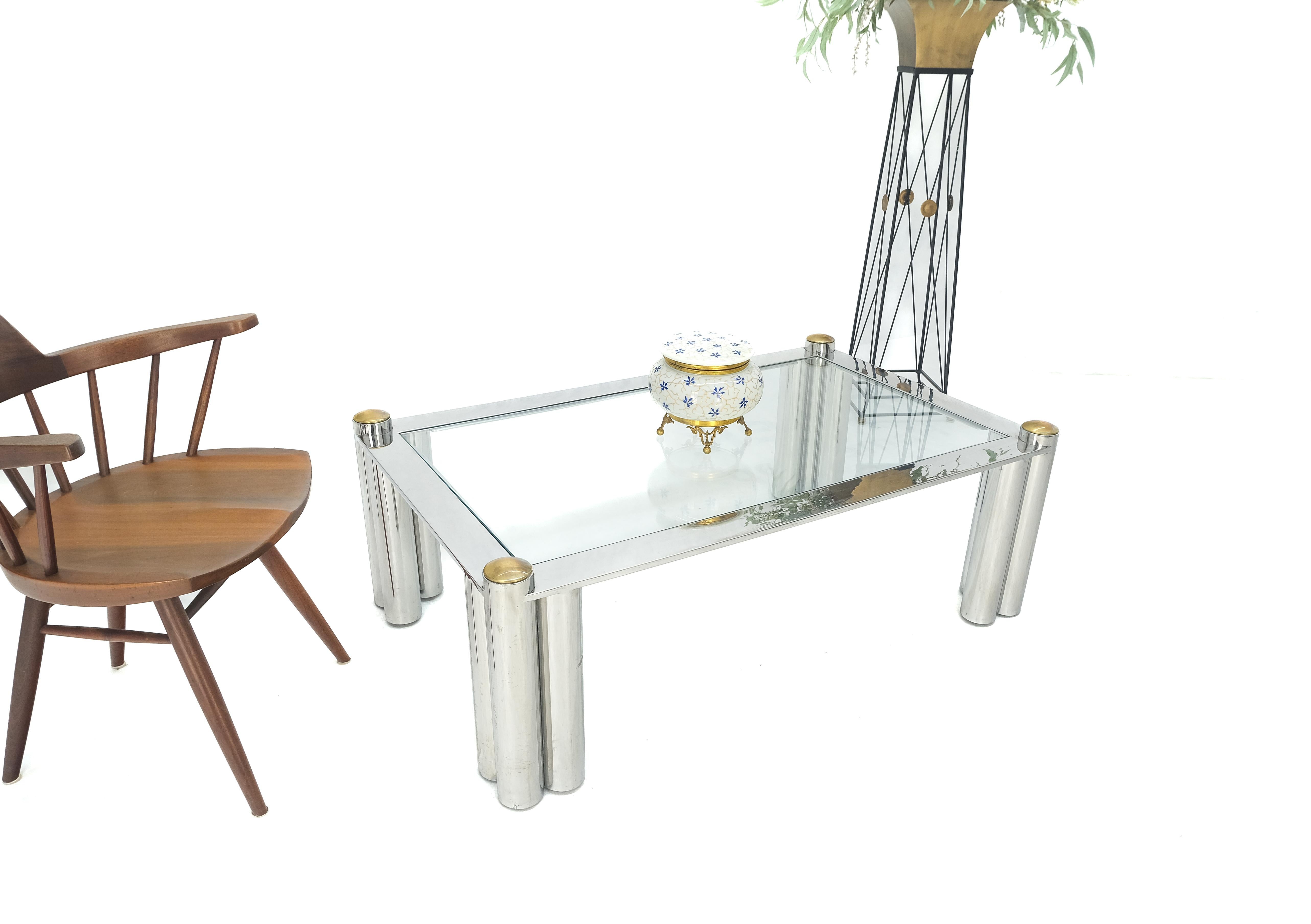 Mid-Century Modern Table basse rectangulaire à trois pieds cylindriques en acier inoxydable finition chromée  en vente