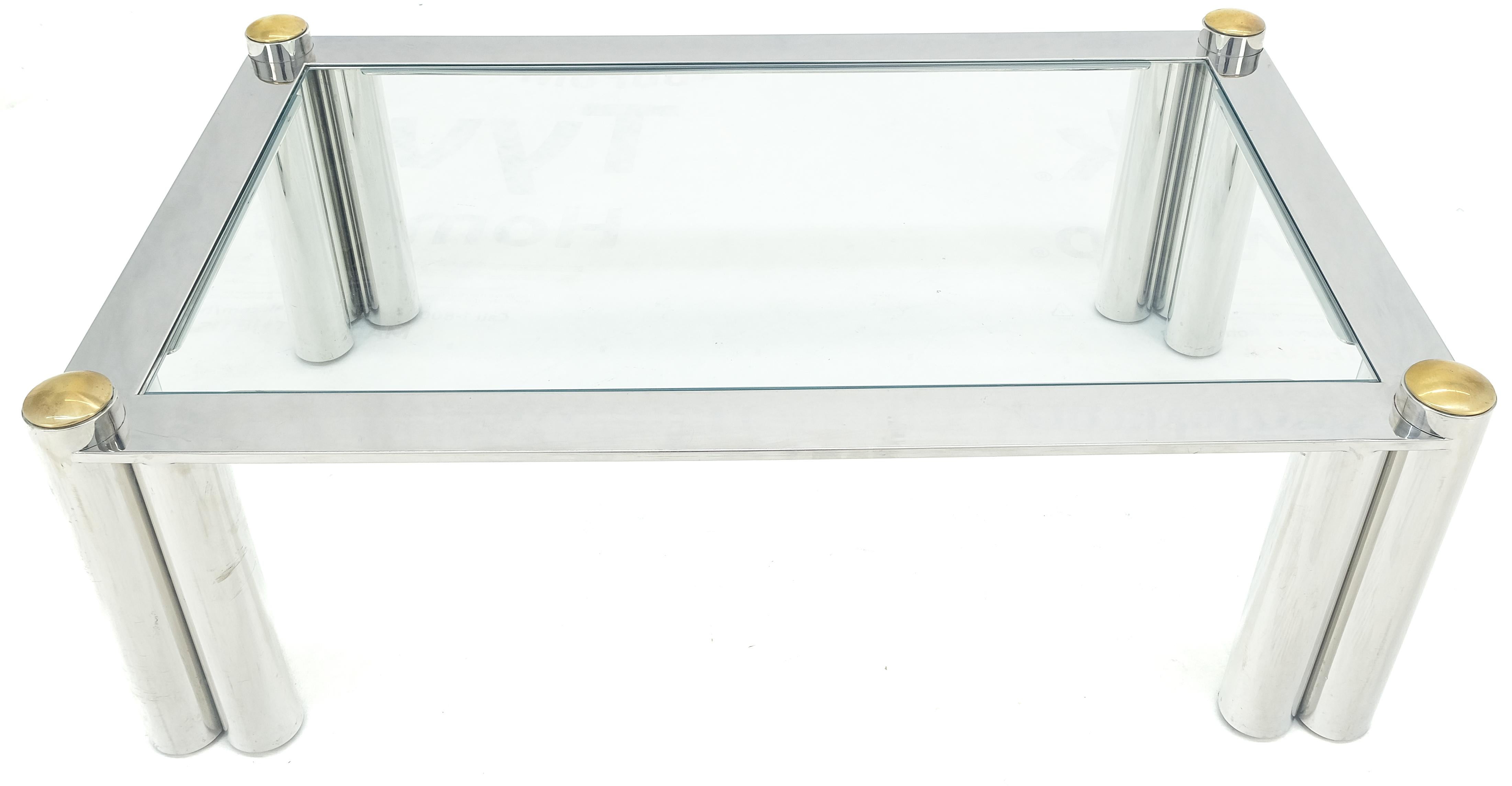 Américain Table basse rectangulaire à trois pieds cylindriques en acier inoxydable finition chromée  en vente