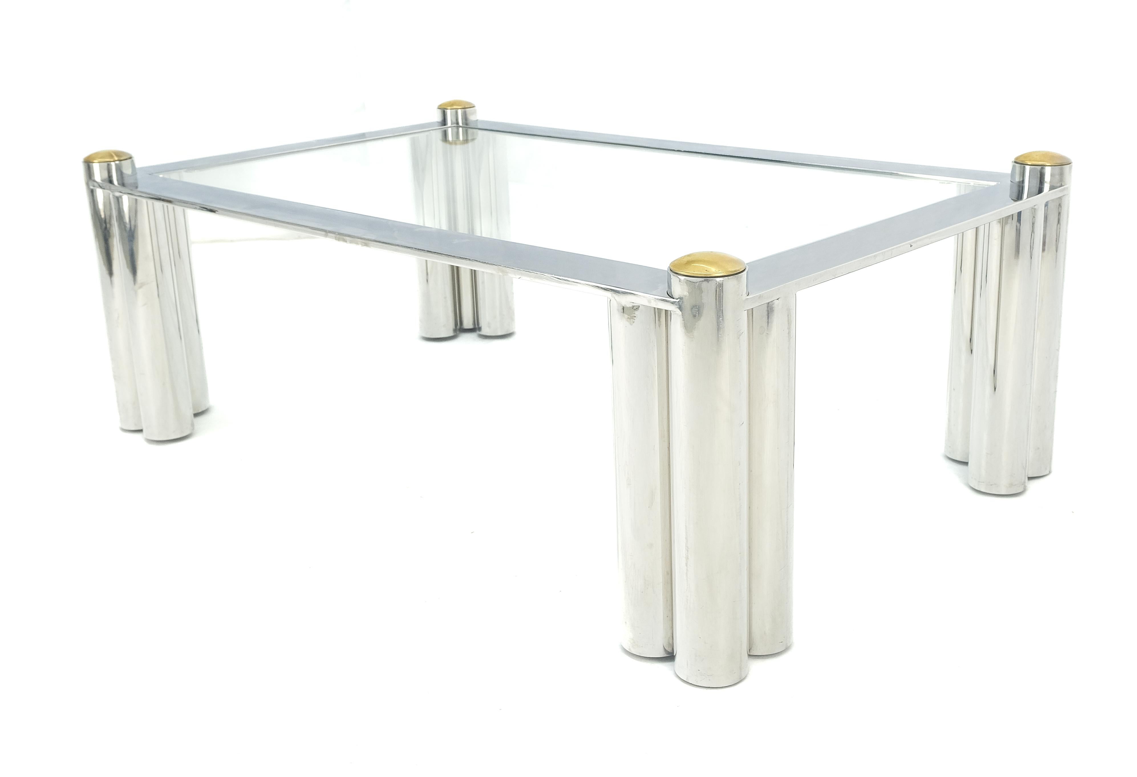 20ième siècle Table basse rectangulaire à trois pieds cylindriques en acier inoxydable finition chromée  en vente