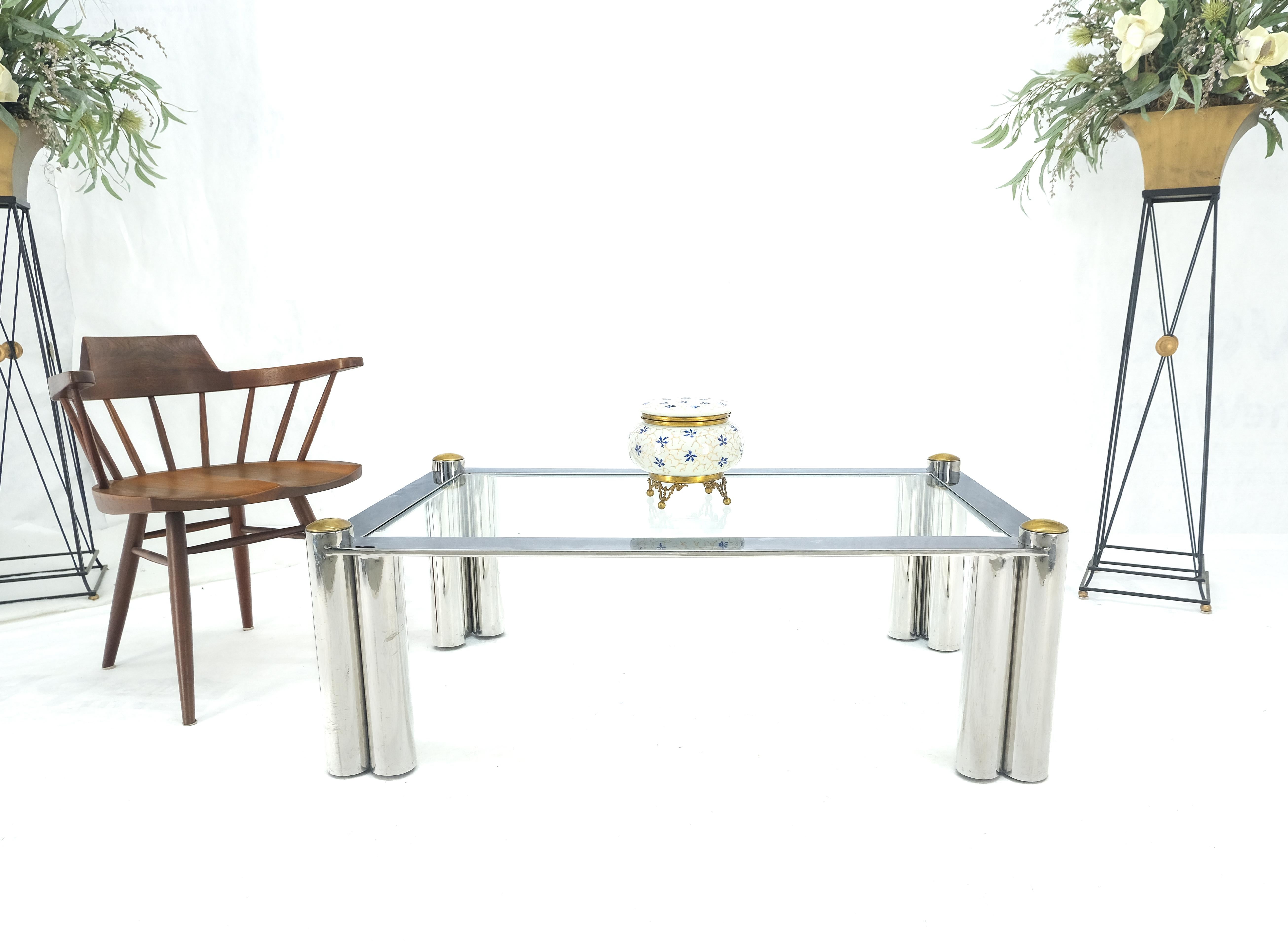 Laiton Table basse rectangulaire à trois pieds cylindriques en acier inoxydable finition chromée  en vente
