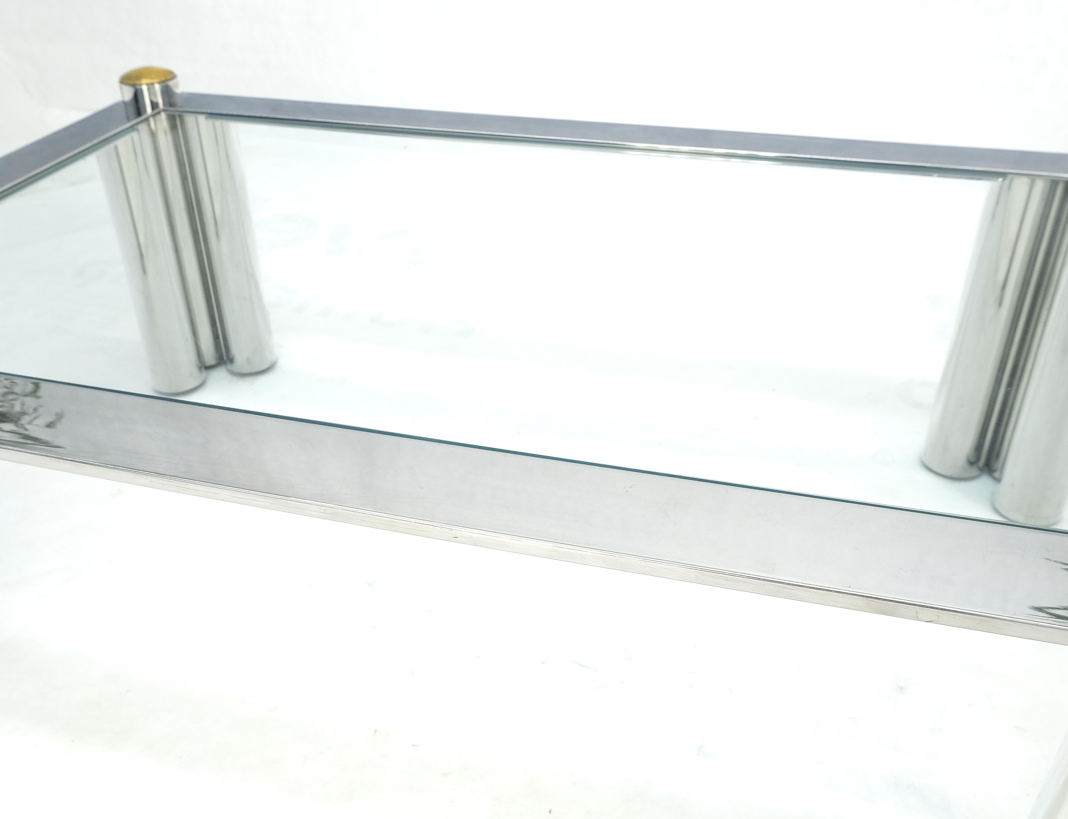 Table basse rectangulaire à trois pieds cylindriques en acier inoxydable finition chromée  en vente 1