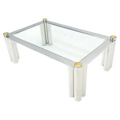 Table basse rectangulaire à trois pieds cylindriques en acier inoxydable finition chromée 