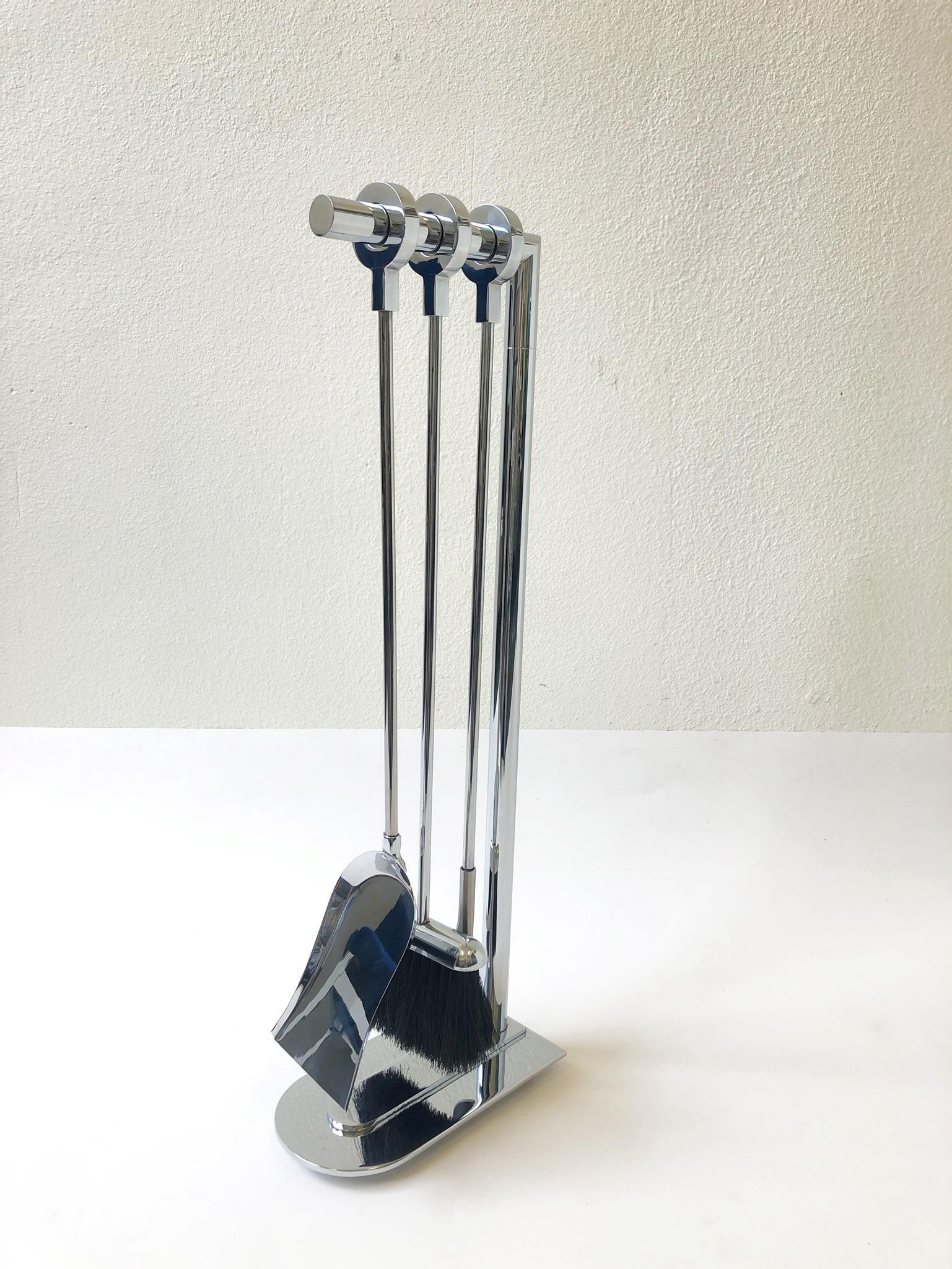 Outil de cheminée, chenets et pare-étincelles en chrome par Maison Charles en vente 1