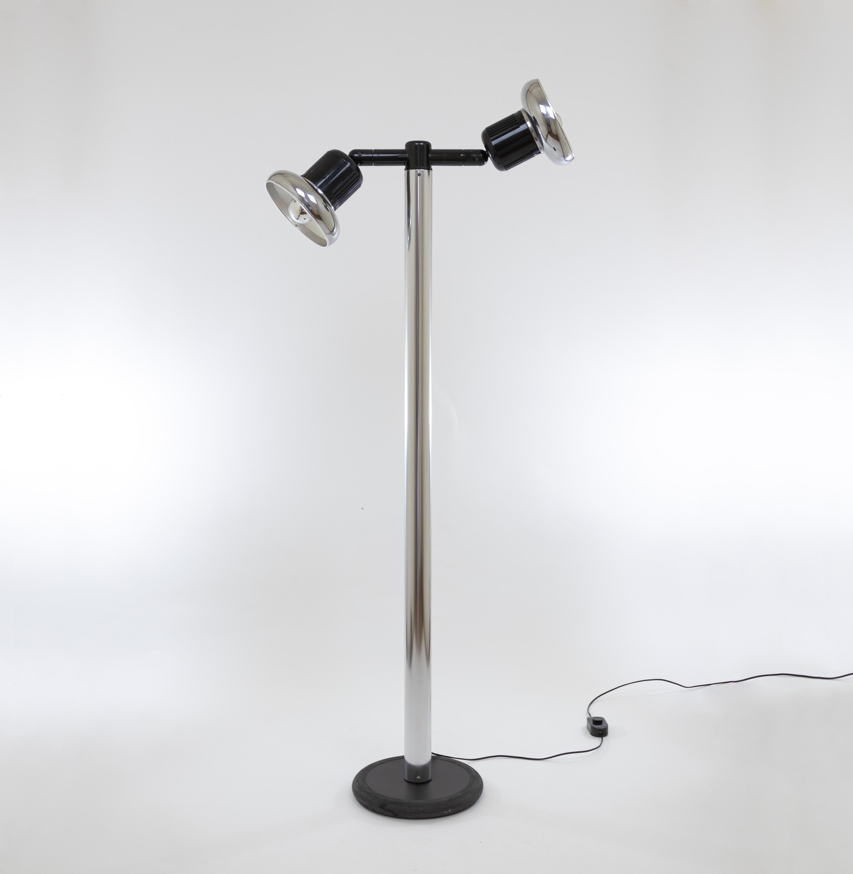 Lámpara de pie n.º 6714 diseñada por Gae Aulenti & Livio Castiglioni y fabricada por Stilnovo, en la década de 1970.

En un catálogo de Stilnovo de los años 70, esta lámpara tenía la siguiente descripción: 