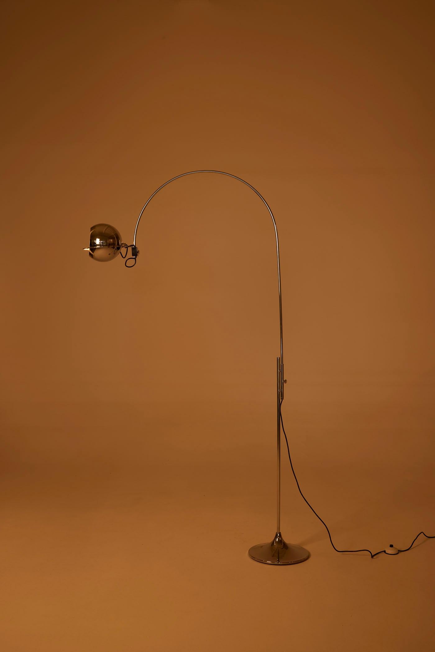 Chrome floor lamp by Goffredo Reggiani In Good Condition In PARIS, FR