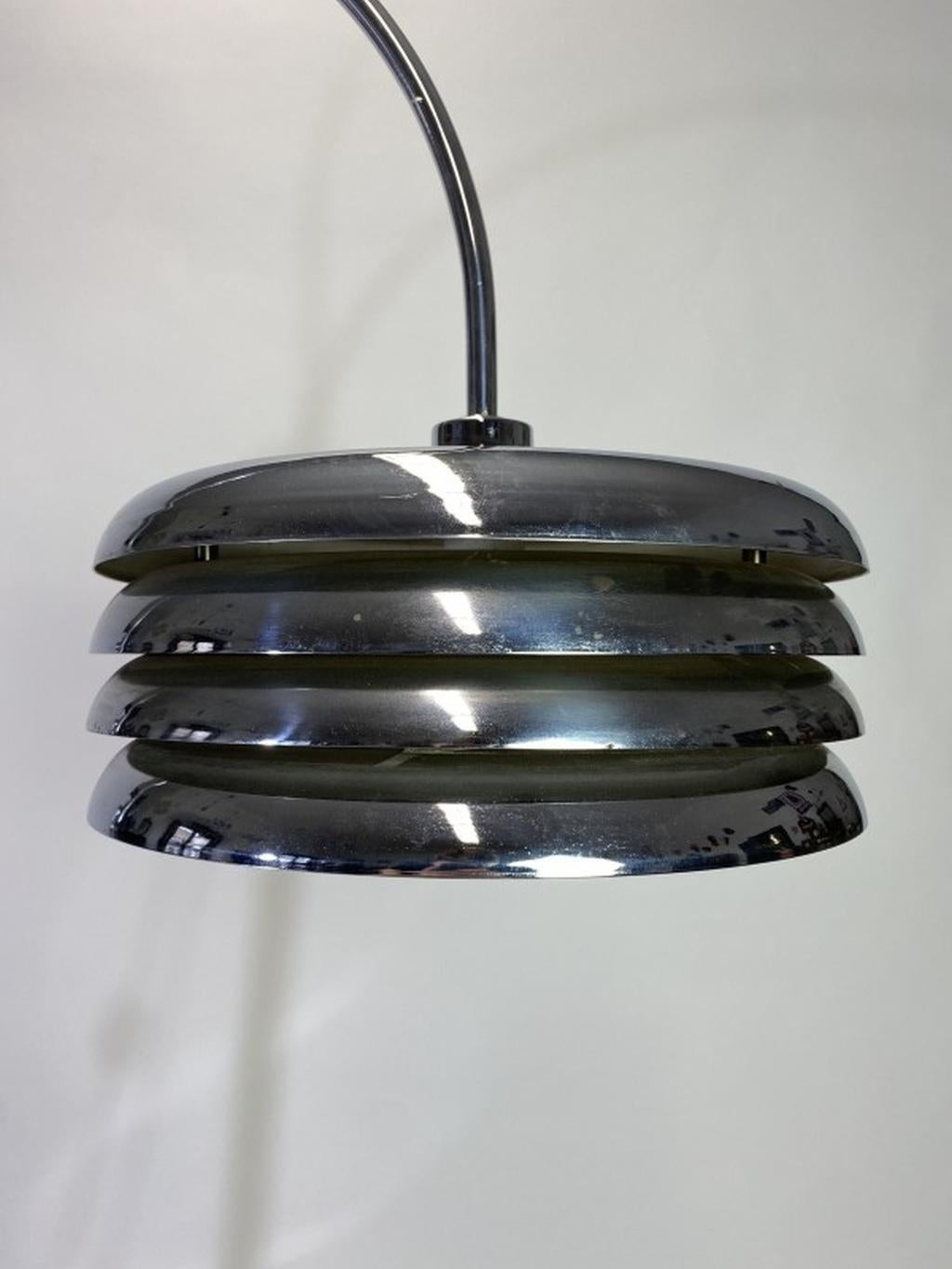 Mid-Century moderno Lampada da terra cromata di Tamás Borsfay per Hungarian Craftsmanship Company, anni '70 in vendita