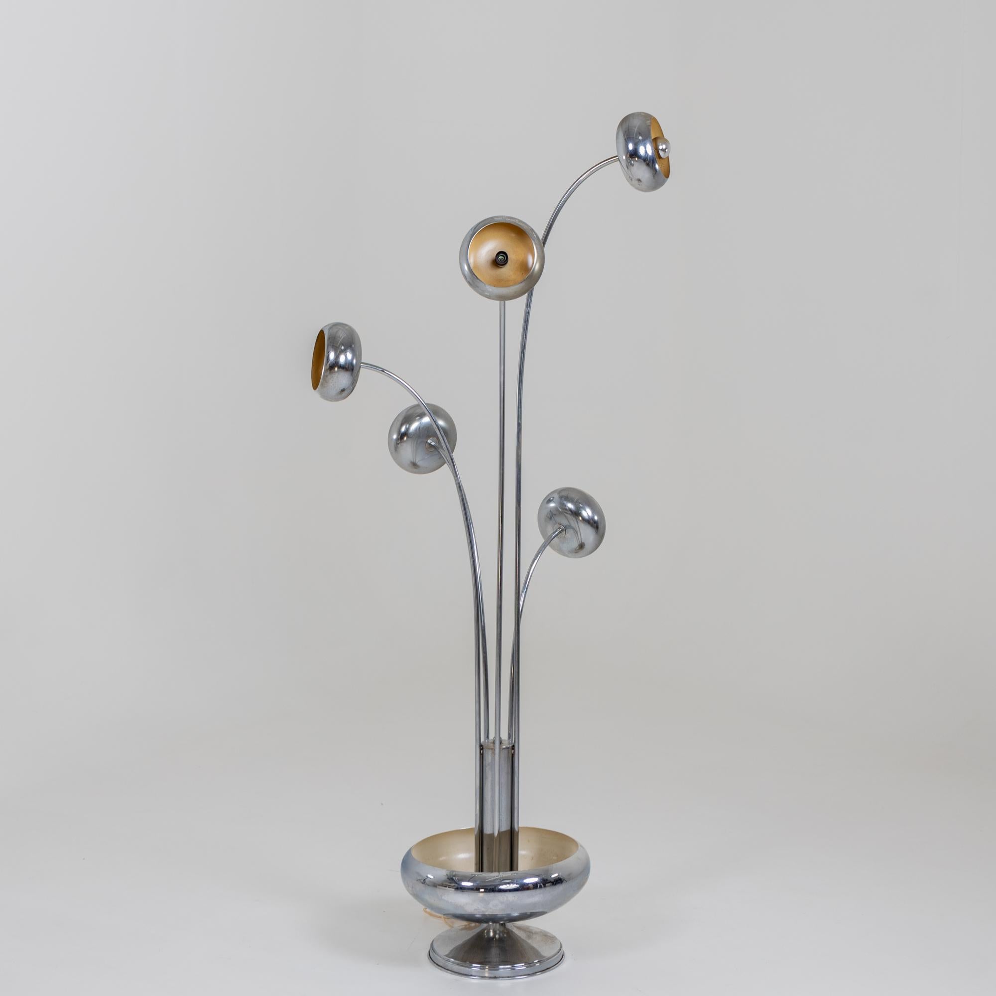 Floor lamp with vase-shaped base and five arms with round lampshades, reminiscent of a stylised flower bouquet.
