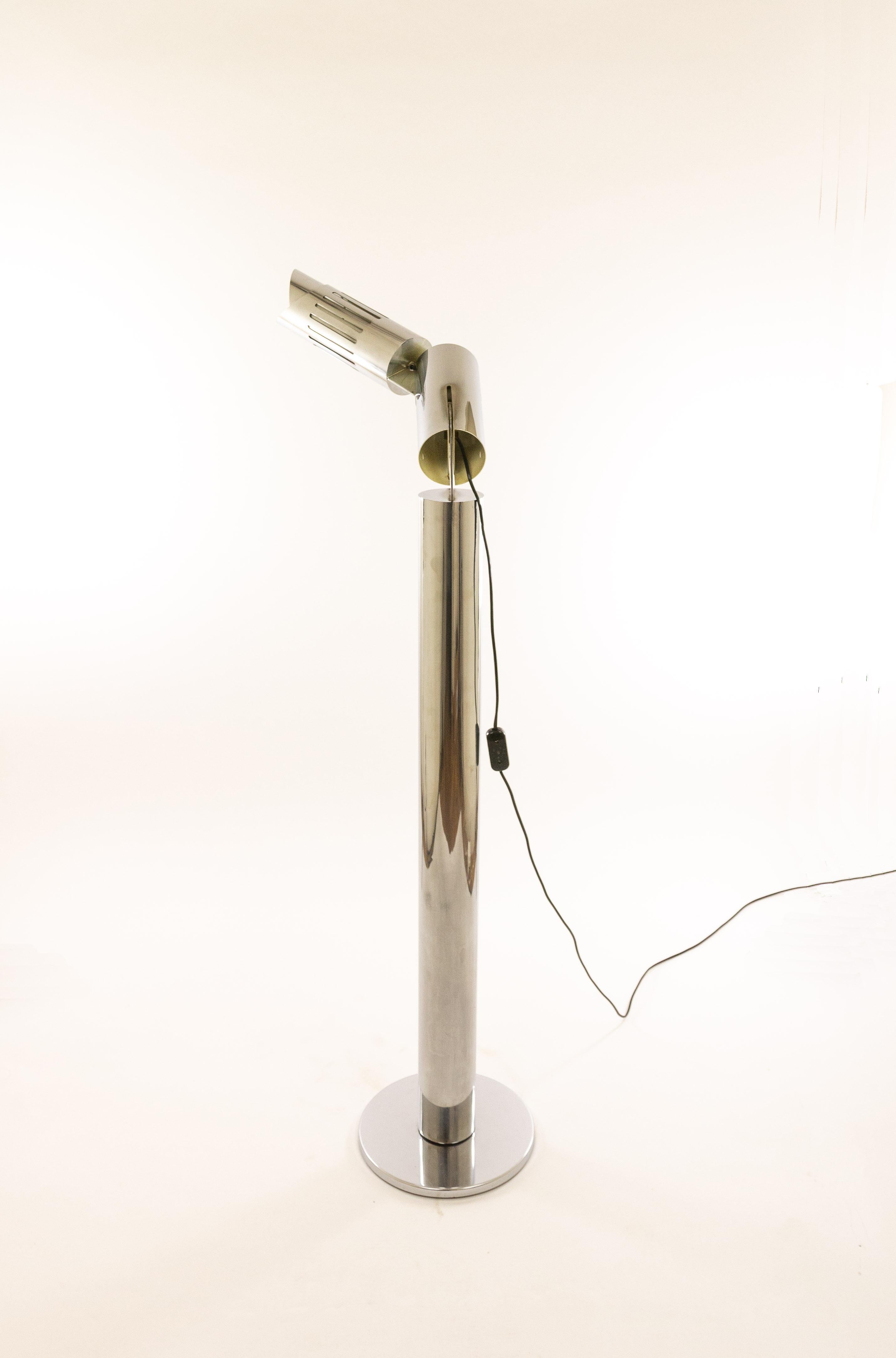 Chrome table lamp, model Cobra, designed by Gabriele D'ali in 1968 and produced by Francesconi.

This striking floor lamp can be directed in every direction as the different chrome parts are connected by metal hinges. The rather heavy floor plate